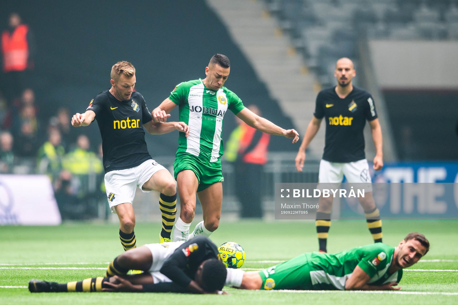 s Sebastian Larsson och Hammarbys Nikola Djurdjic