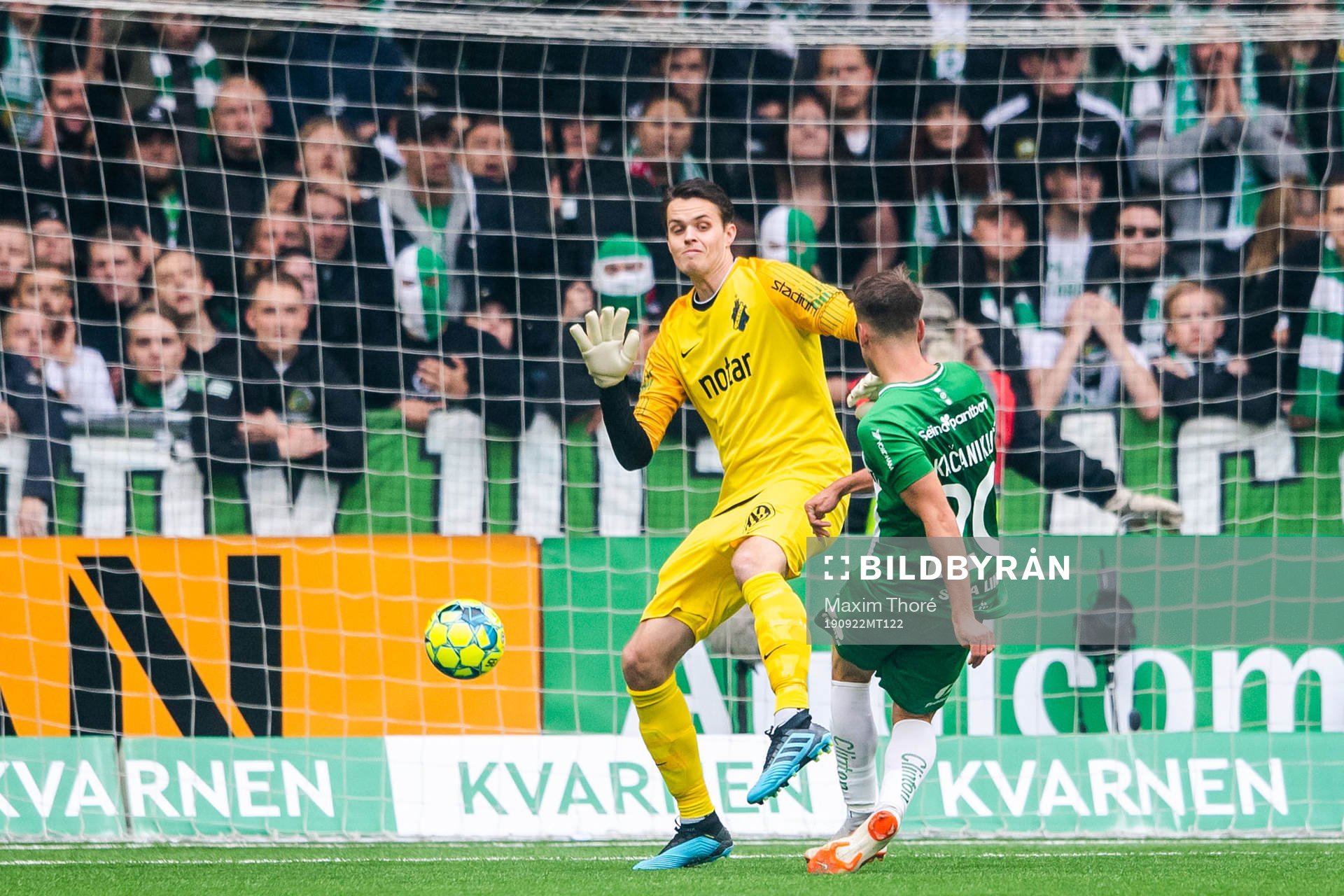 Hammarbys Alexander Kacaniklic gör mål på AIK:s målvakt Oscar Linnér men det döms bort under fotbollsmatchen i Allsvenskan mellan Hammarby och AIK den 22 september 2019 i Stockholm.