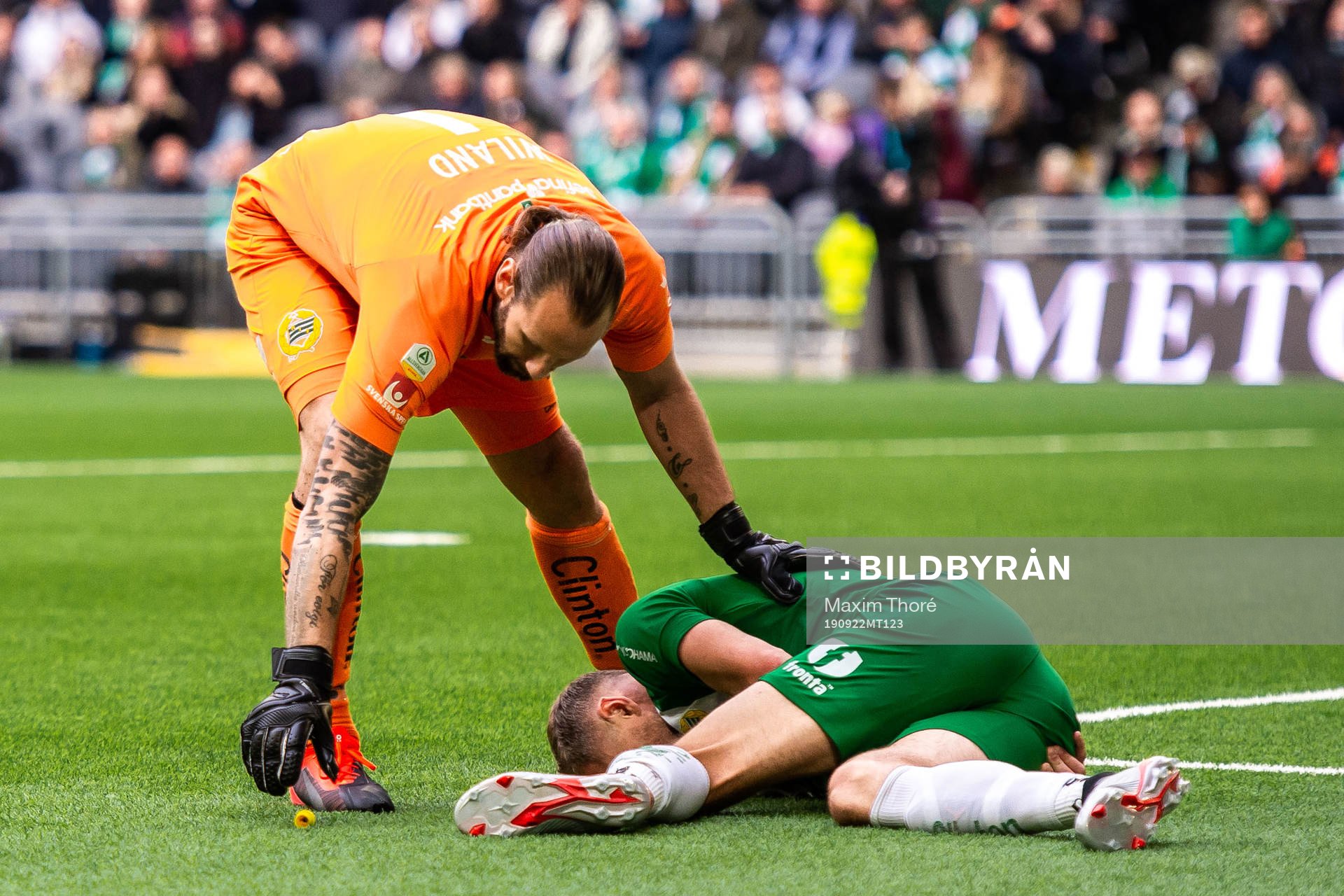 Hammarbys målvakt Johan Wiland ser