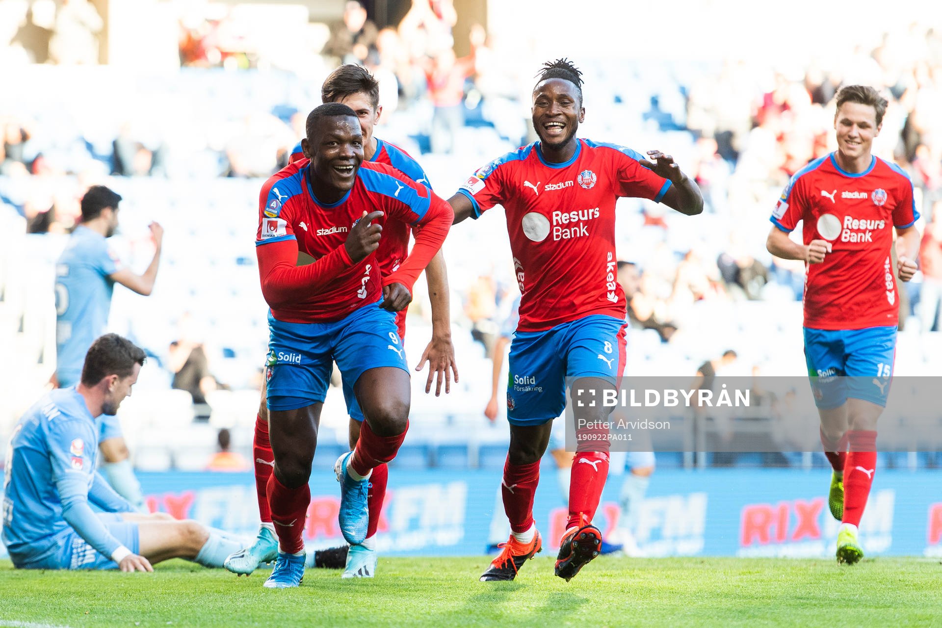 Helsingborgs Mamudu Moro och Alhaji Gero jublar