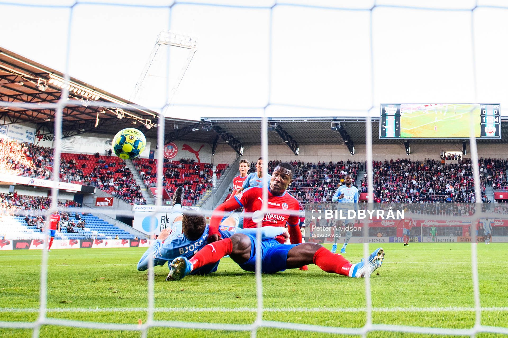 Helsingborgs Alhaji Gero gör 1-0 i kamp med AFC Eskilstunas Jesper Björkman under fotbollsmatchen i Allsvenskan mellan Helsingborg och AFC Eskilstuna den 22 september 2019 i Helsingborg.