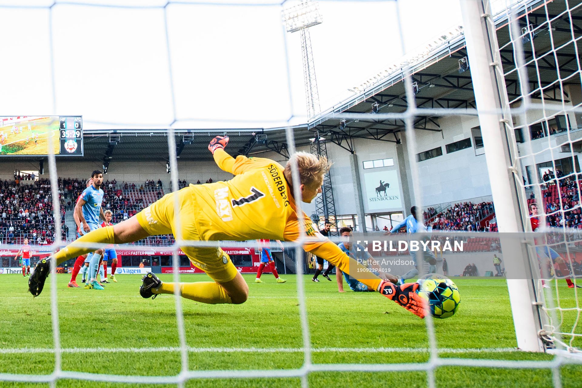 AFC Eskilstunas målvakt Ole Söderberg gör en räddning