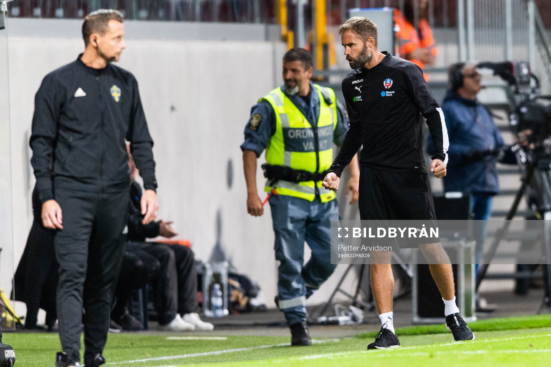 Helsingborgs tränare Olof Mellberg jublar på slutsignalen