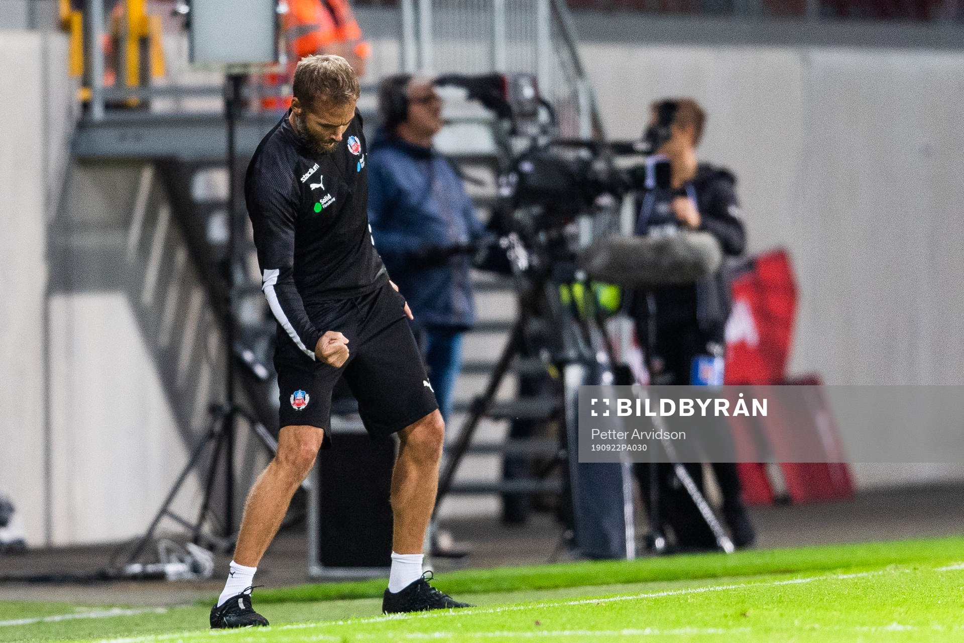 Helsingborgs tränare Olof Mellberg jublar på slutsignalen