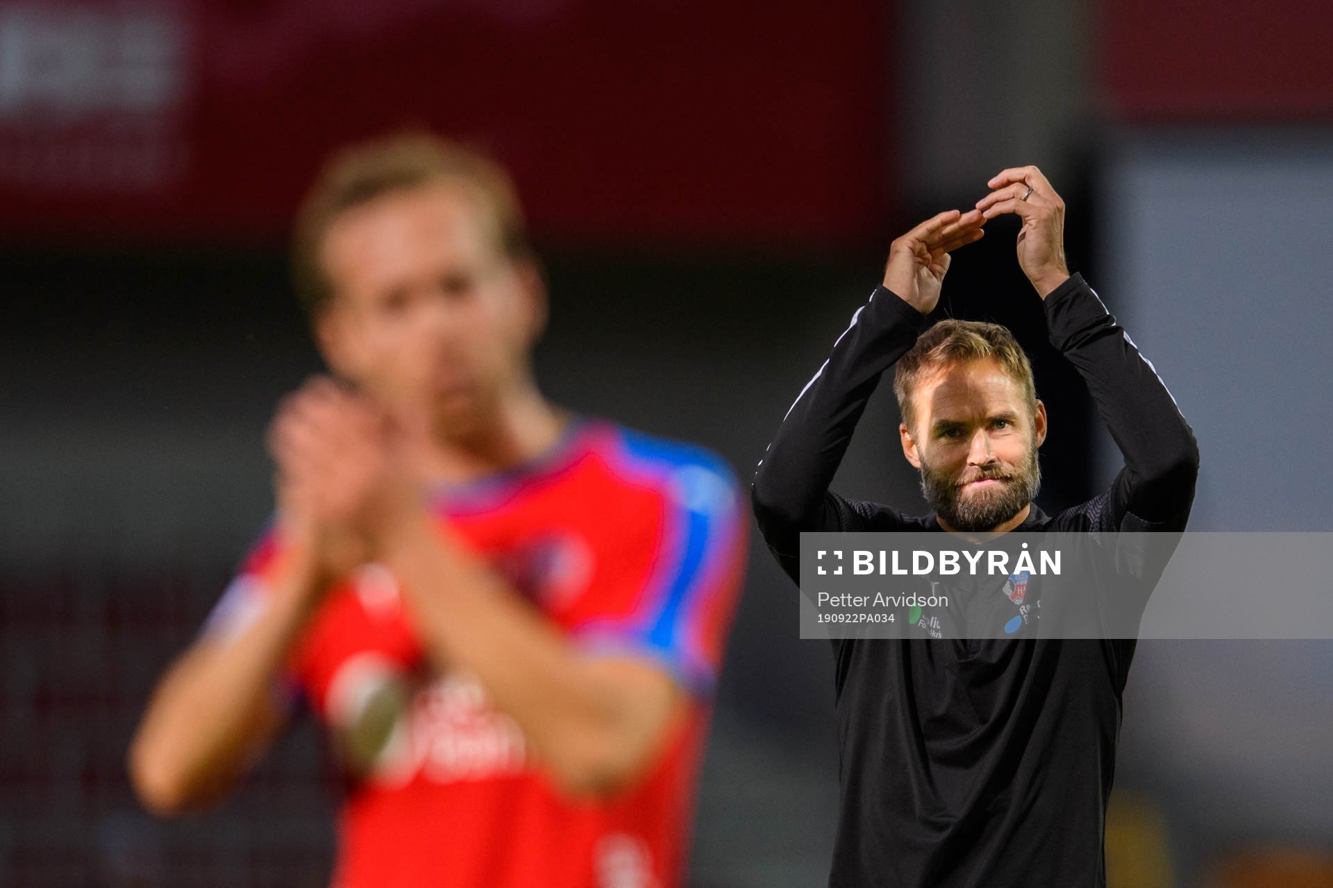 Helsingborgs tränare Olof Mellberg tackar publiken