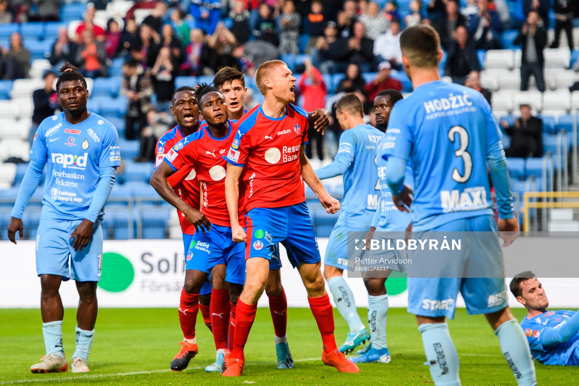 Helsingborgs Markus Holgersson jublar med Alhaji Gero och