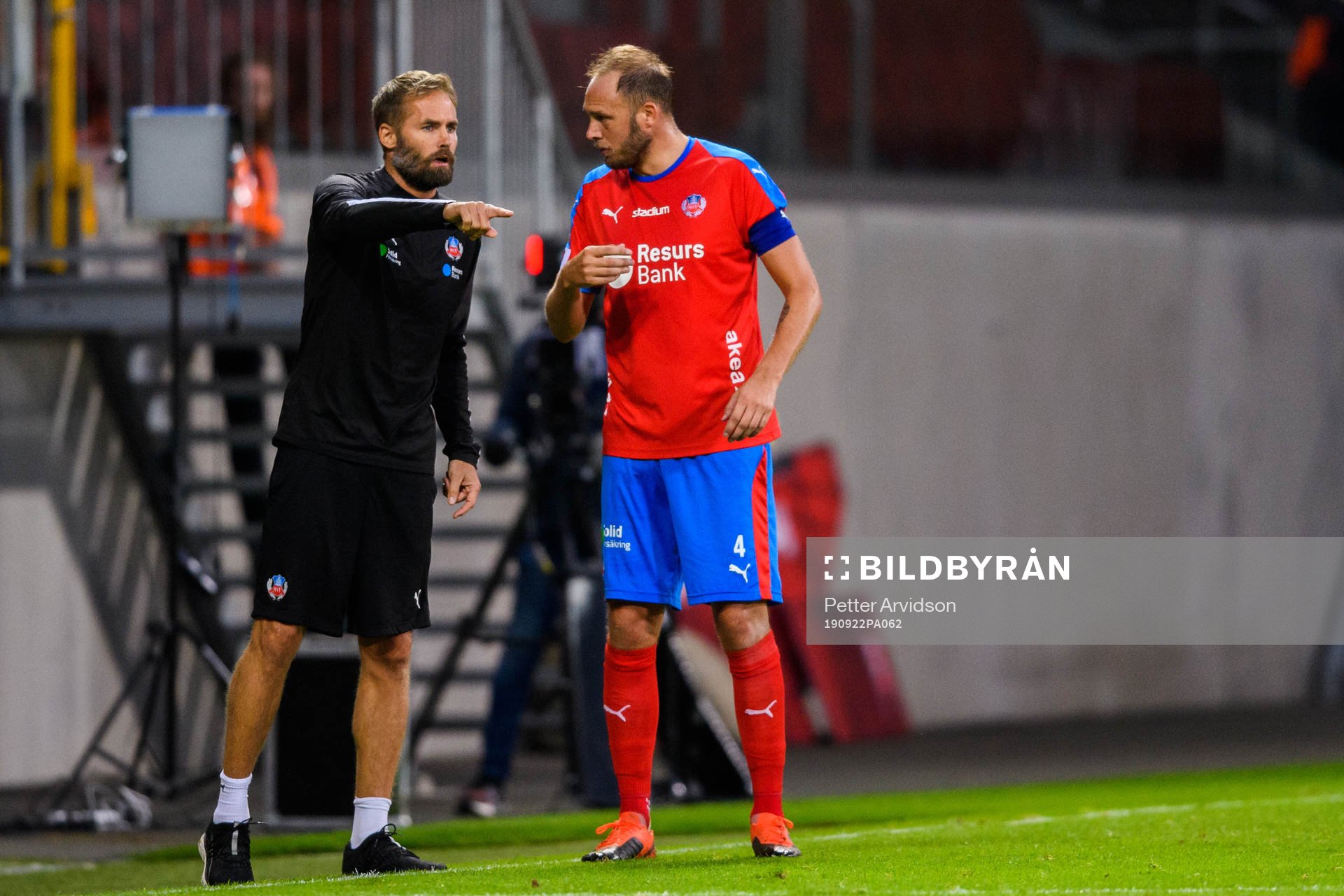 Helsingborgs tränare Olof Mellberg i samtal med Andreas