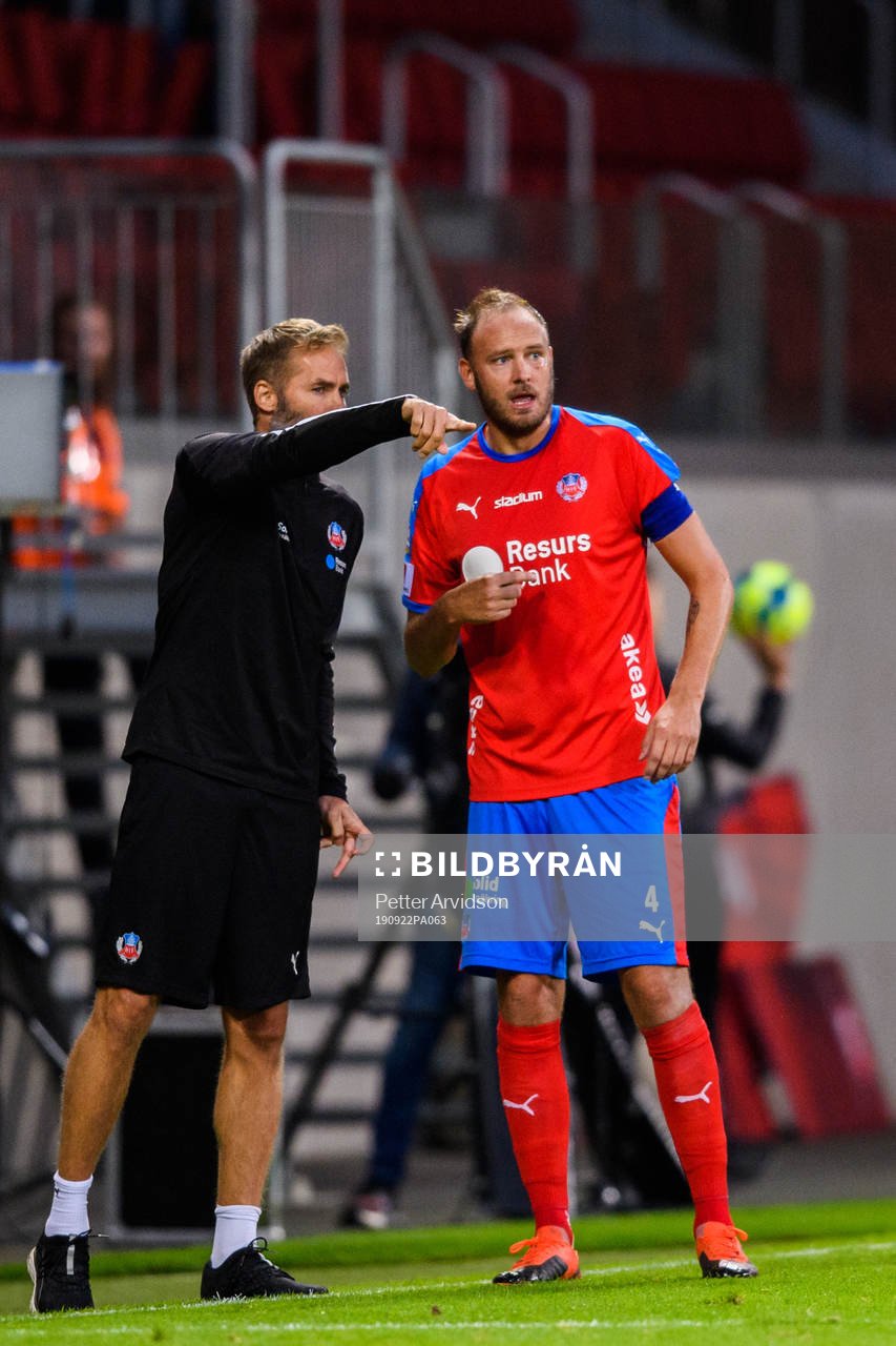 Helsingborgs tränare Olof Mellberg i samtal med Andreas
