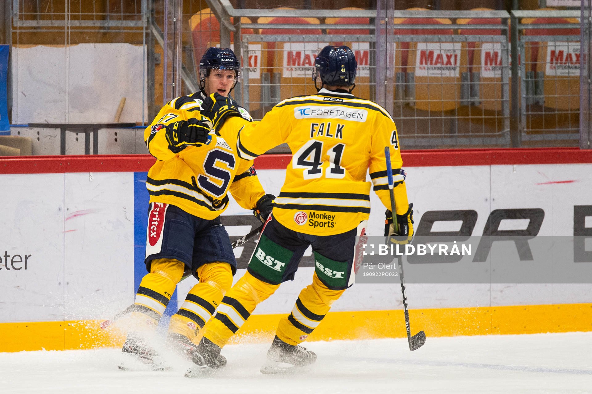 Södertäljes Hugo Gustafsson och Alexander Falk jublar