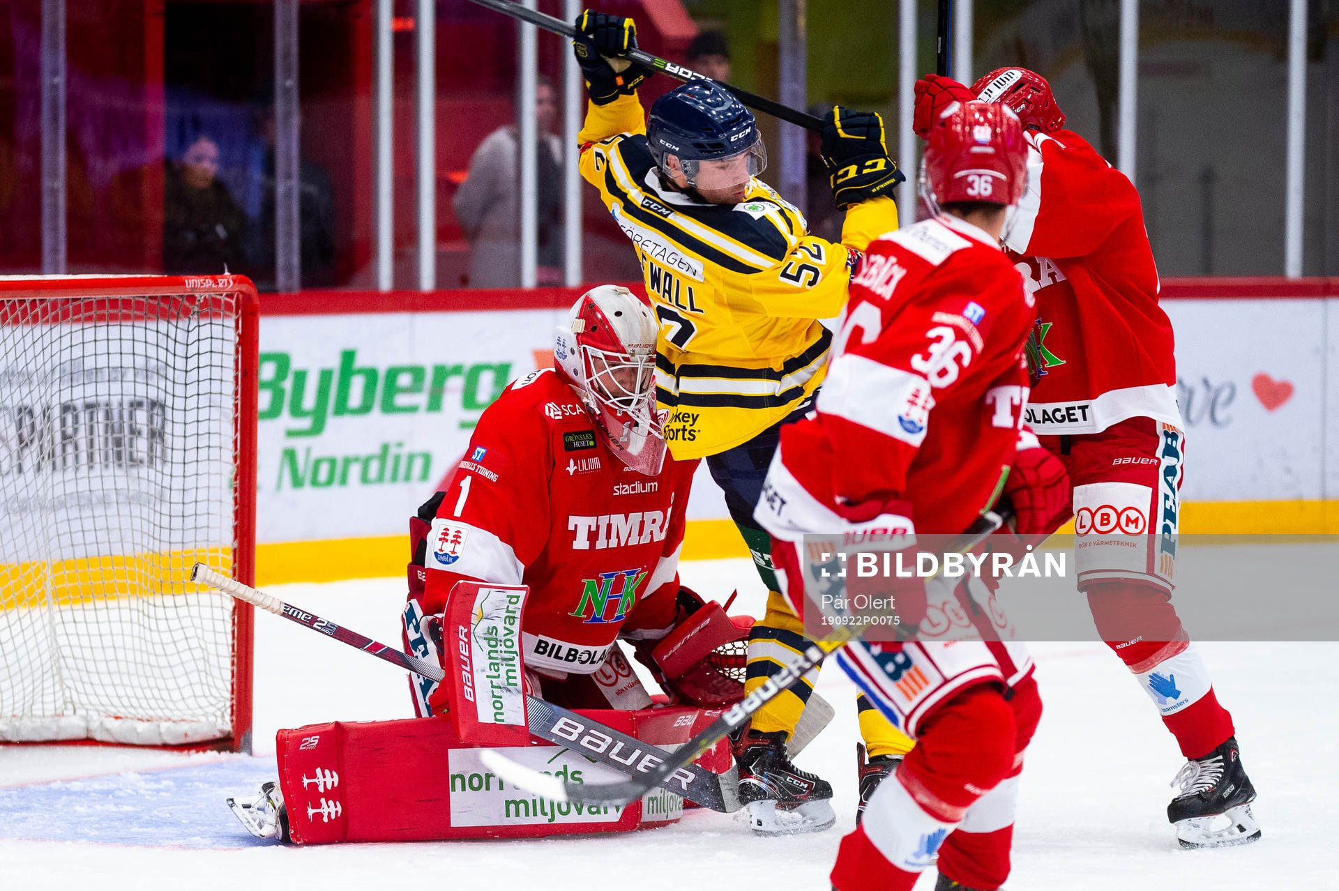 Timrås målvakt Victor Brattström och Södertäljes