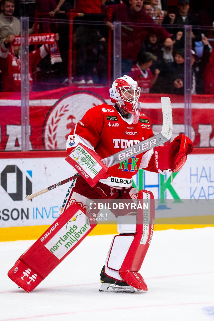 Timrås målvakt Victor Brattström jublar