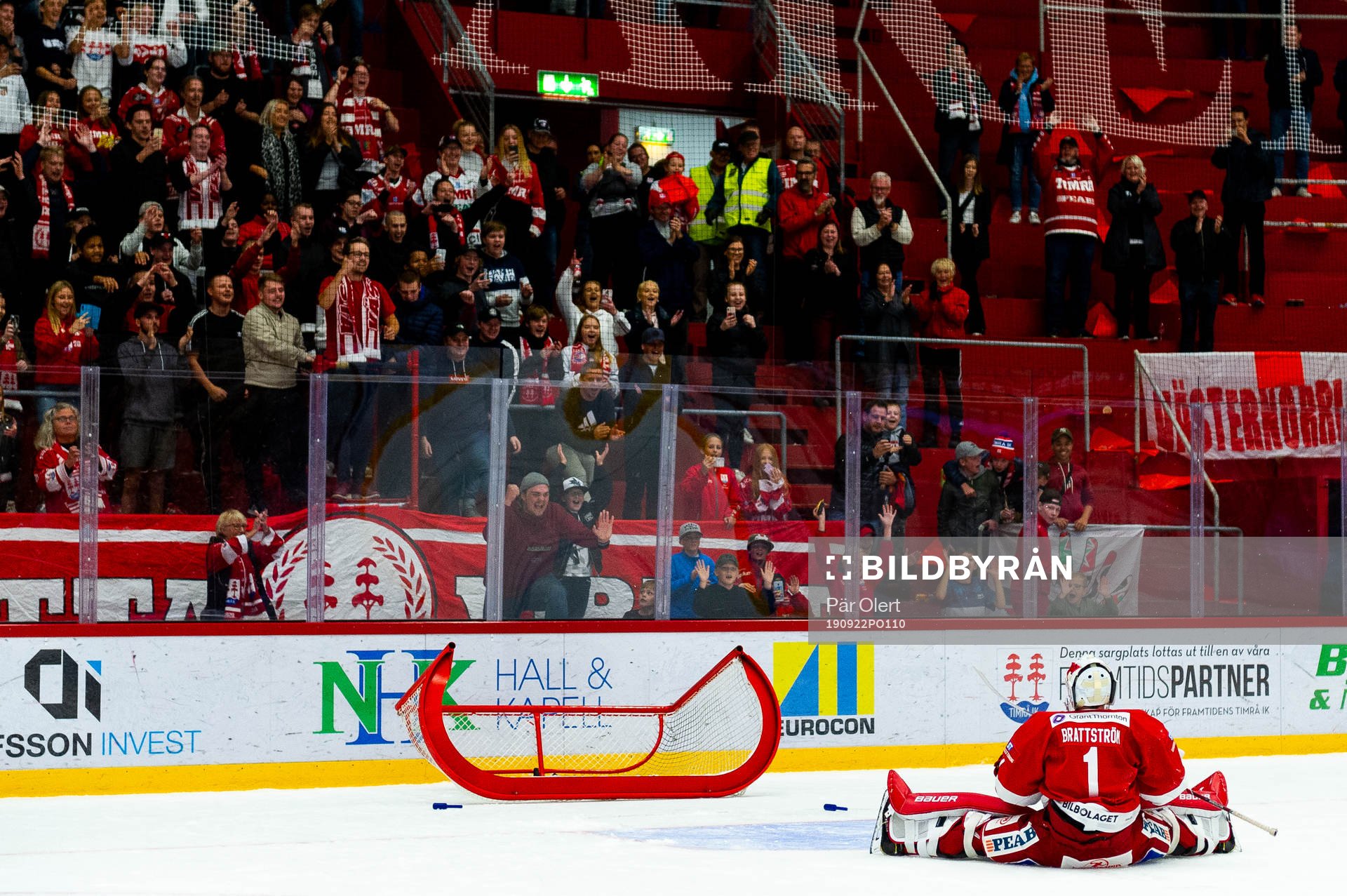 Timrås målvakt Victor Brattström jublar mot fansen