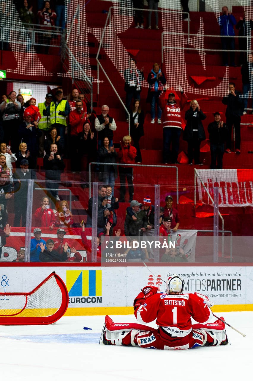 Timrås målvakt Victor Brattström jublar mot fansen