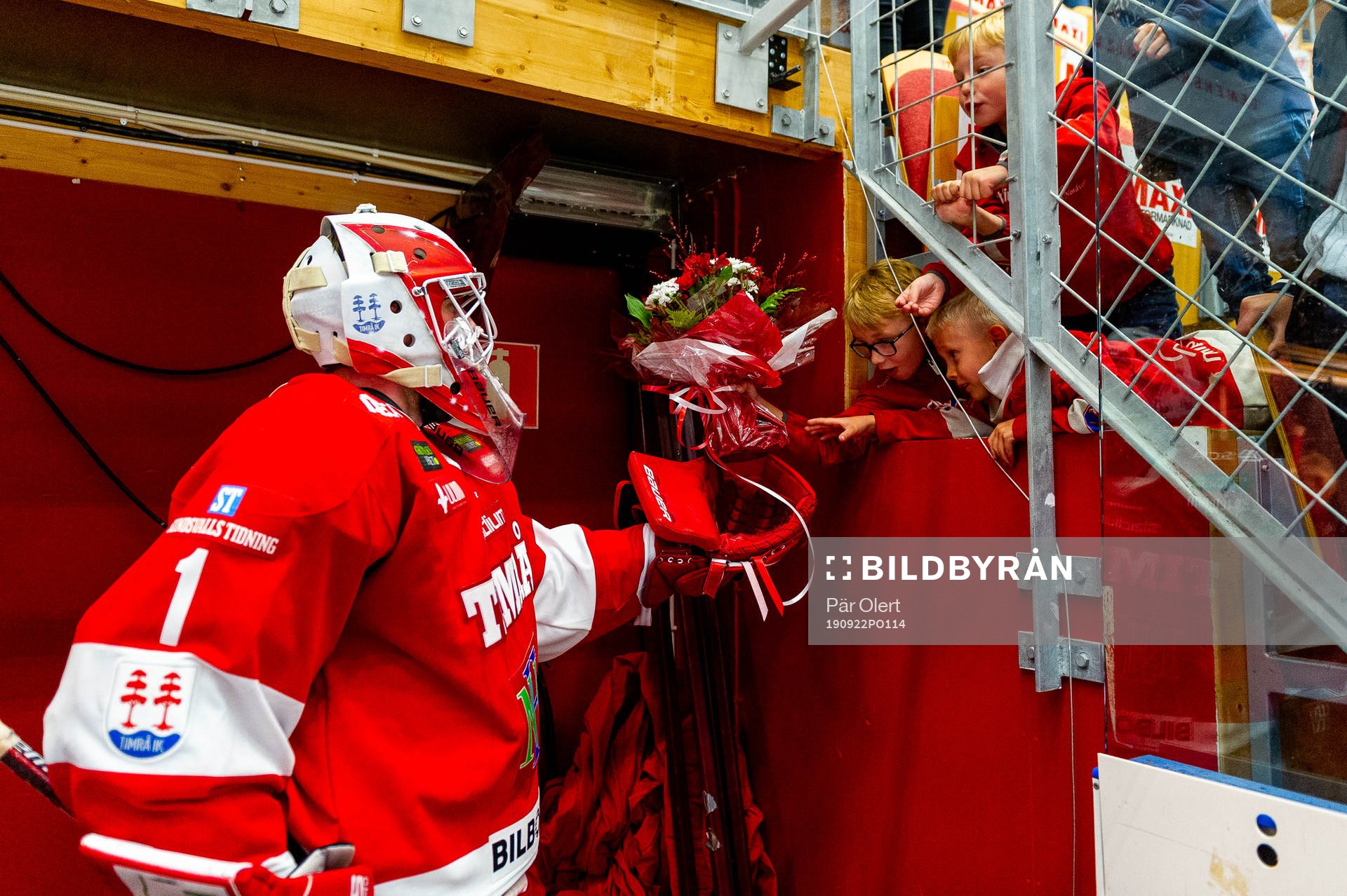 Timrås målvakt Victor Brattström ger sina blommor till