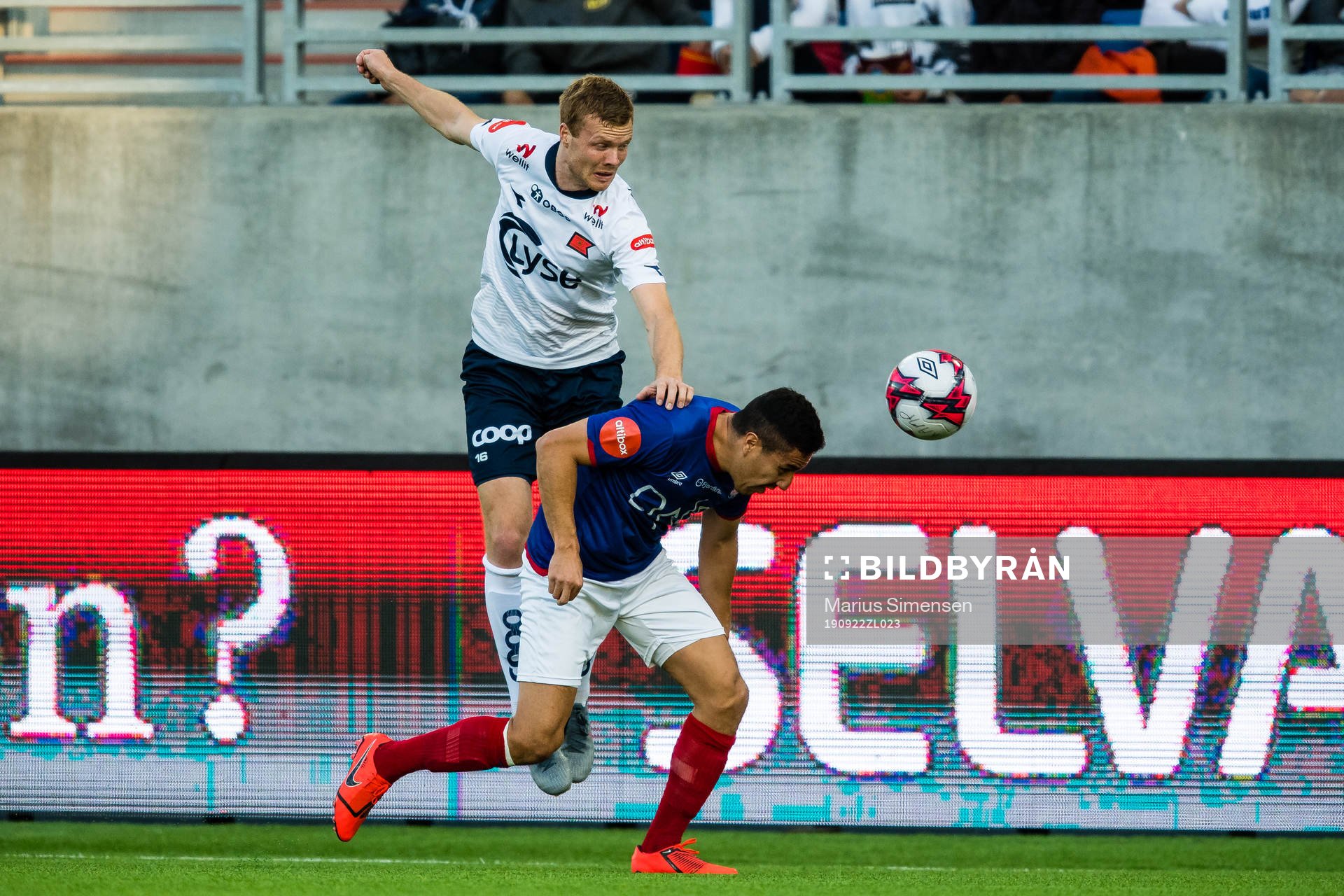 Even Østensen of Viking and Efrain Juarez Valdez of Vålerenga during the Eliteserien match between Vålerenga and Viking on September 22, 2019 in Oslo.