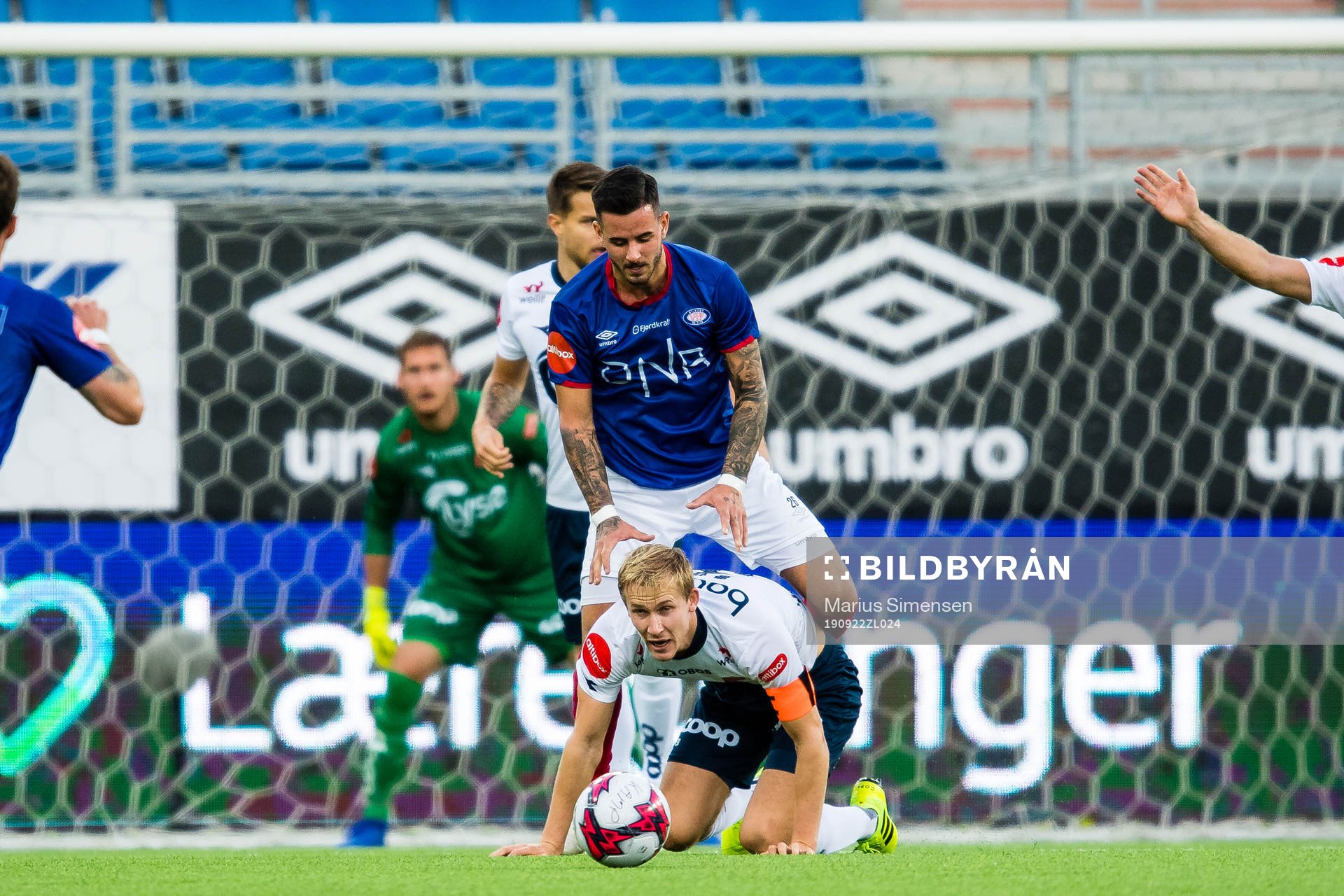 Aron Leonard Dønnum of Vålerenga and Viljar Helland