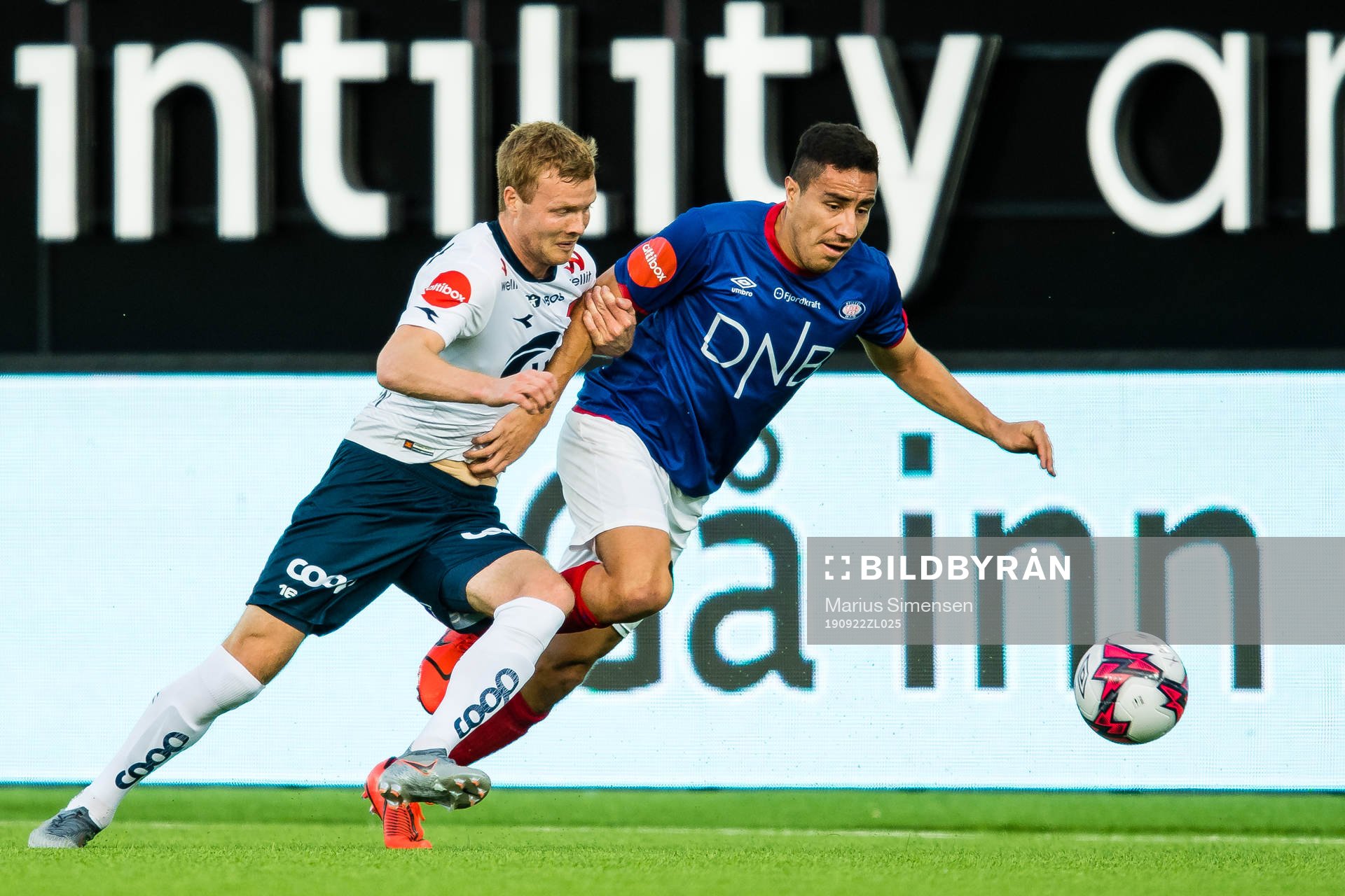 Even Østensen of Viking and Efrain Juarez Valdez of Vålerenga during the Eliteserien match between Vålerenga and Viking on September 22, 2019 in Oslo.