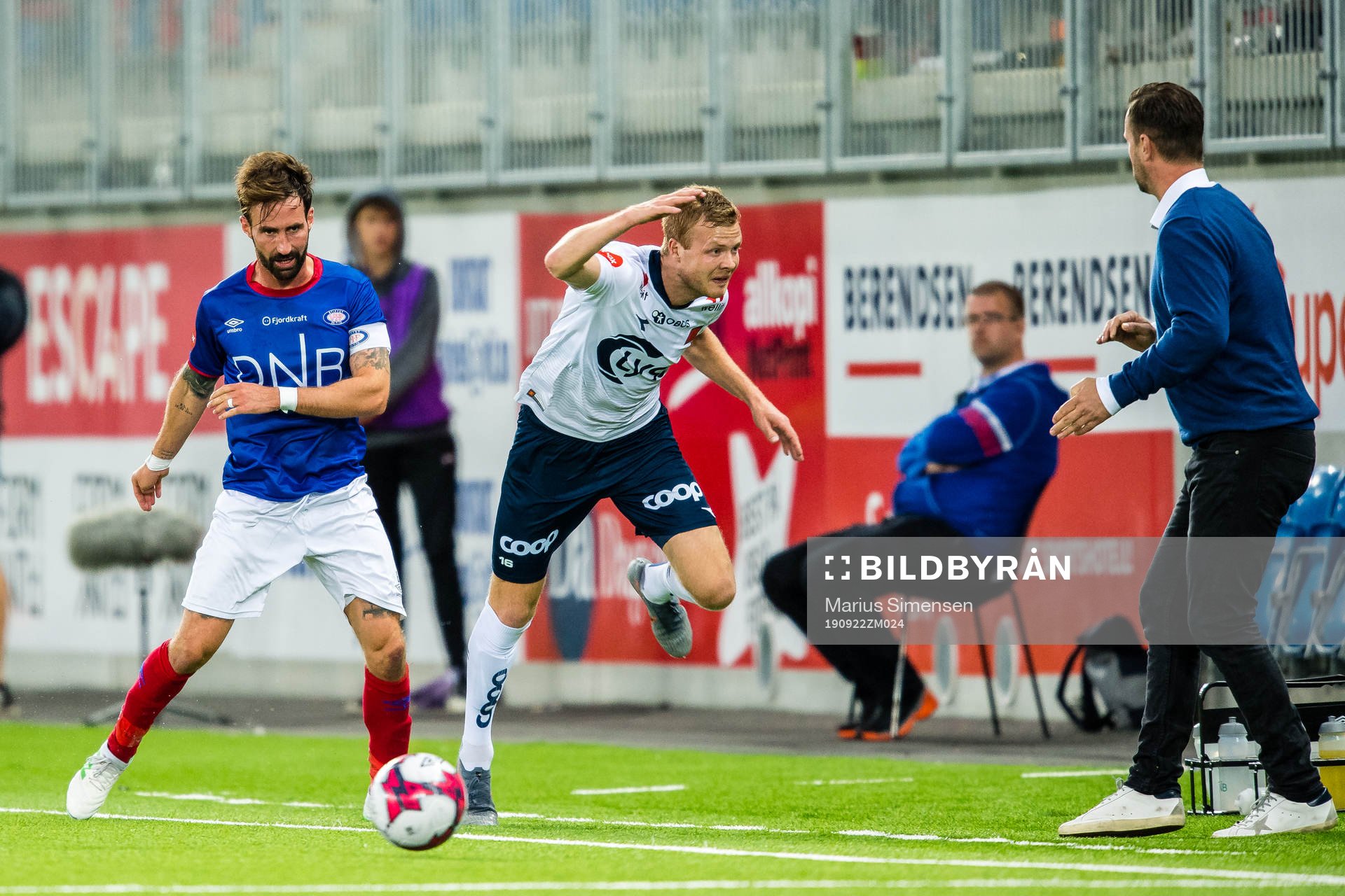 Magnus Lekven of Vålerenga and Even Østensen of Viking