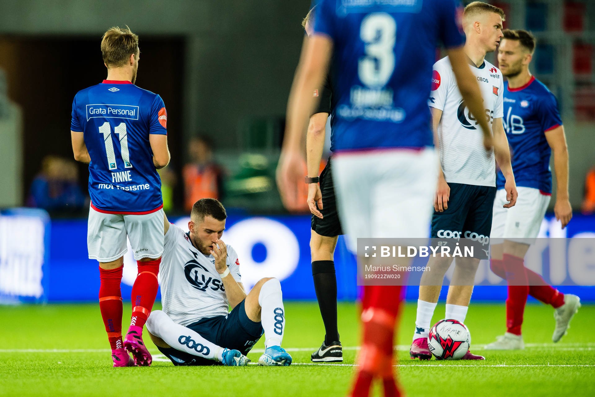 Bård Finne of Vålerenga and Zymer Bytyqi of Viking