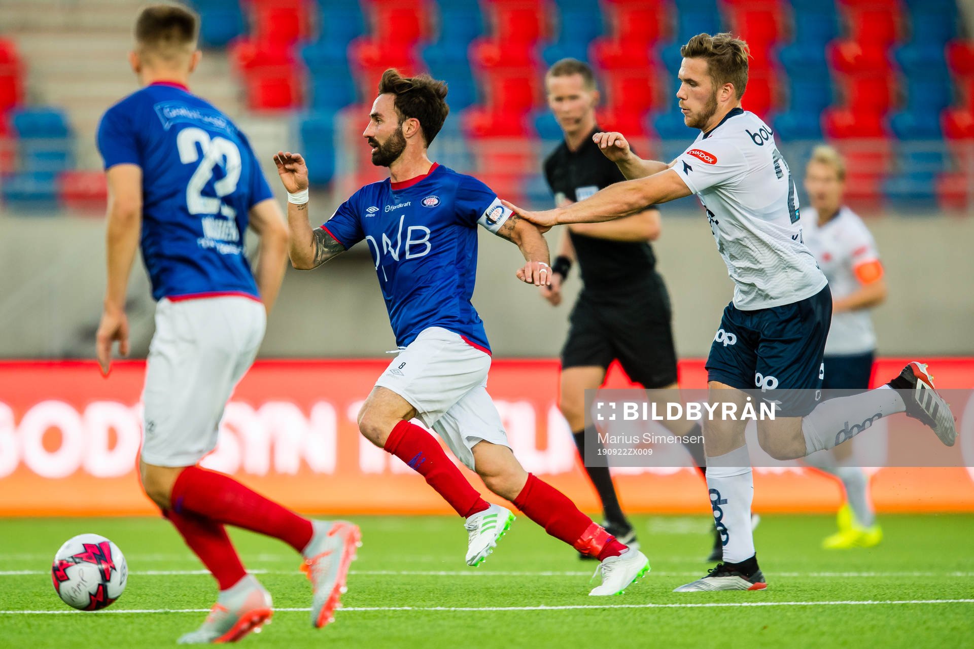 Magnus Lekven of Vålerenga and Benjamin Kallman of Viking