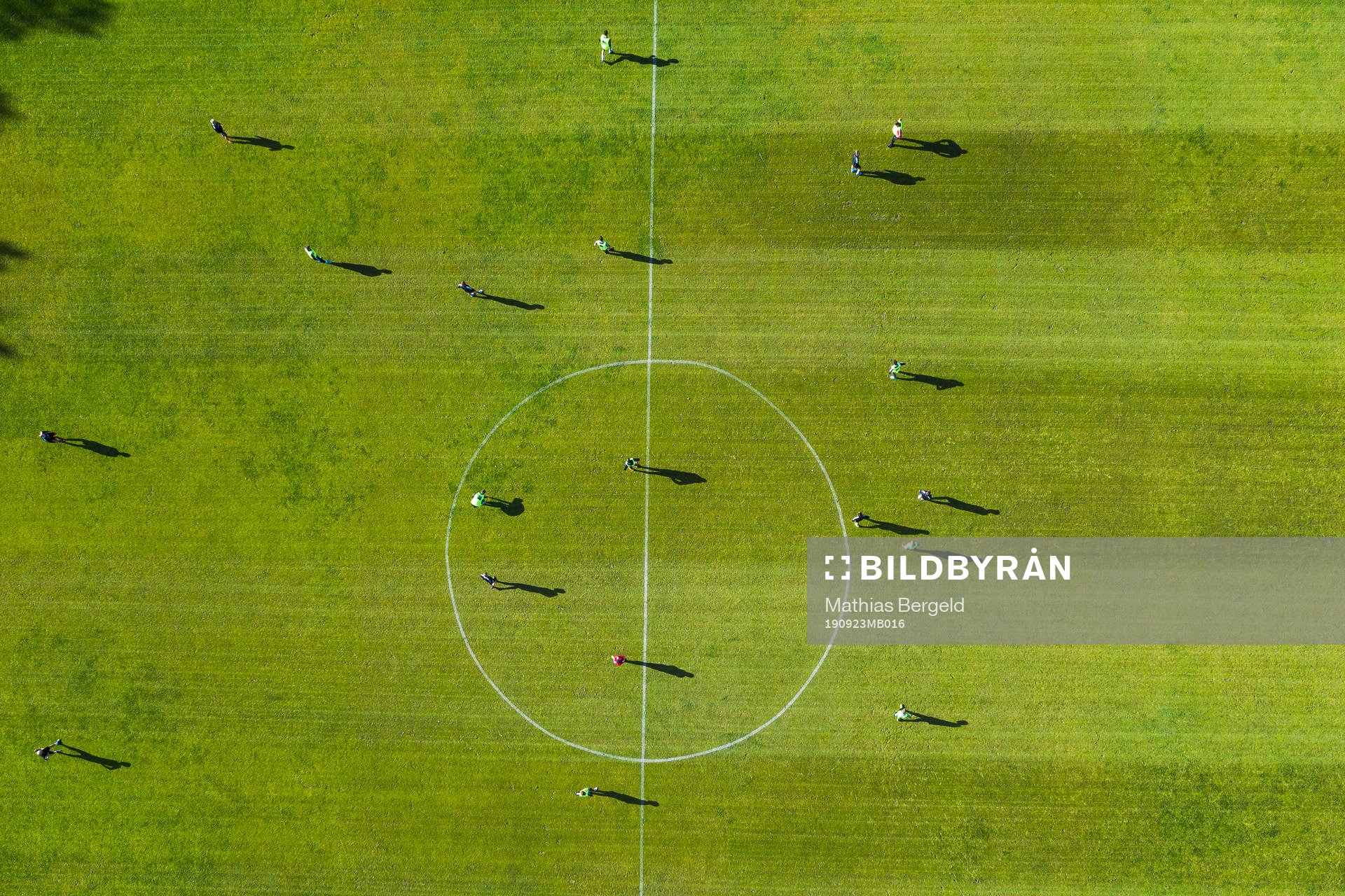 Drönarvy över fotbollsplan på Gaisgården med spelare åp planen under en fotbollsträning med superettanlaget Gais den 23 september 2019 i Göteborg.