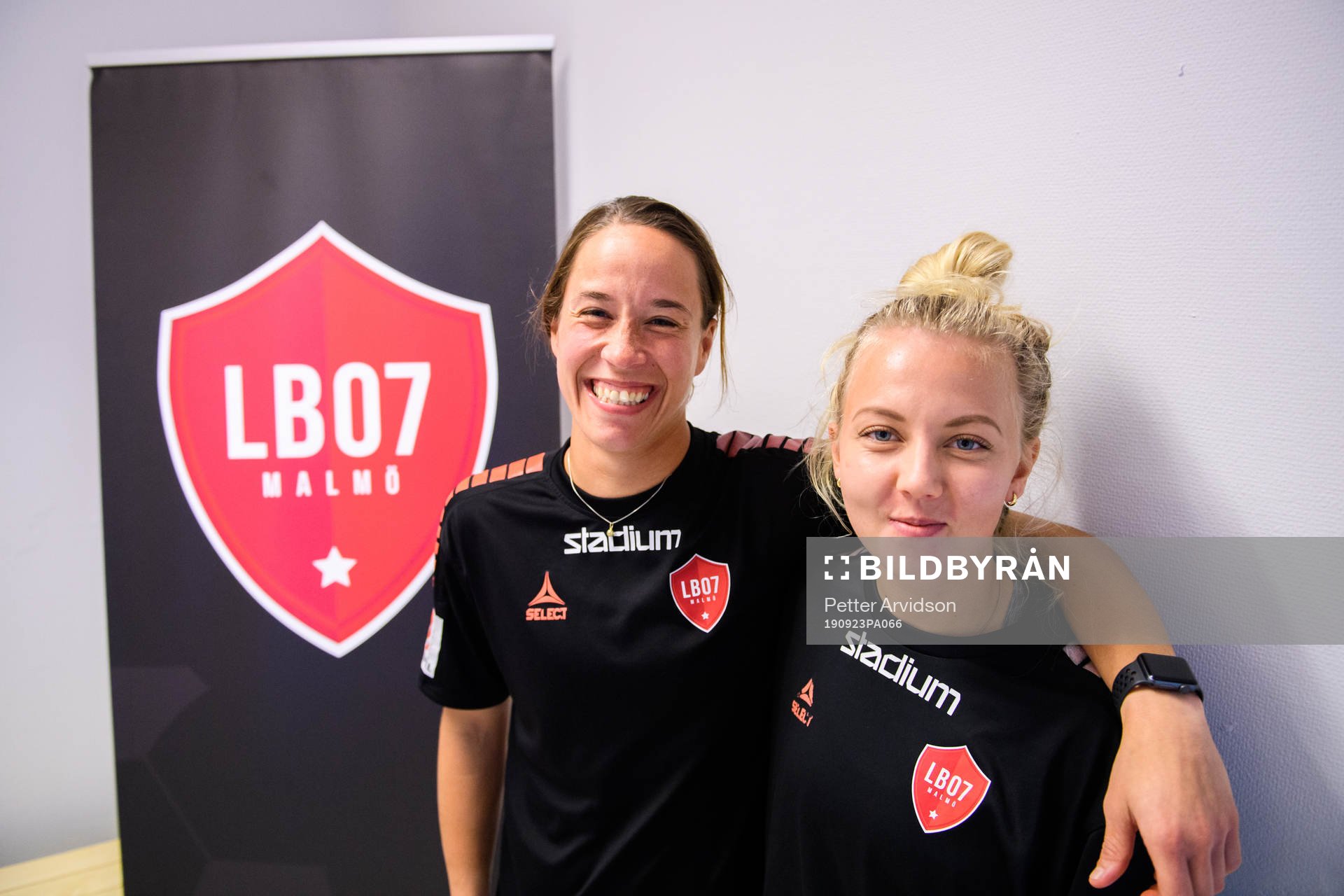Limhamn Bunkeflos målvakt Chandra Bednar och Natalie Hoff Persson poserar för ett porträtt den 23 september 2019 i Malmö.