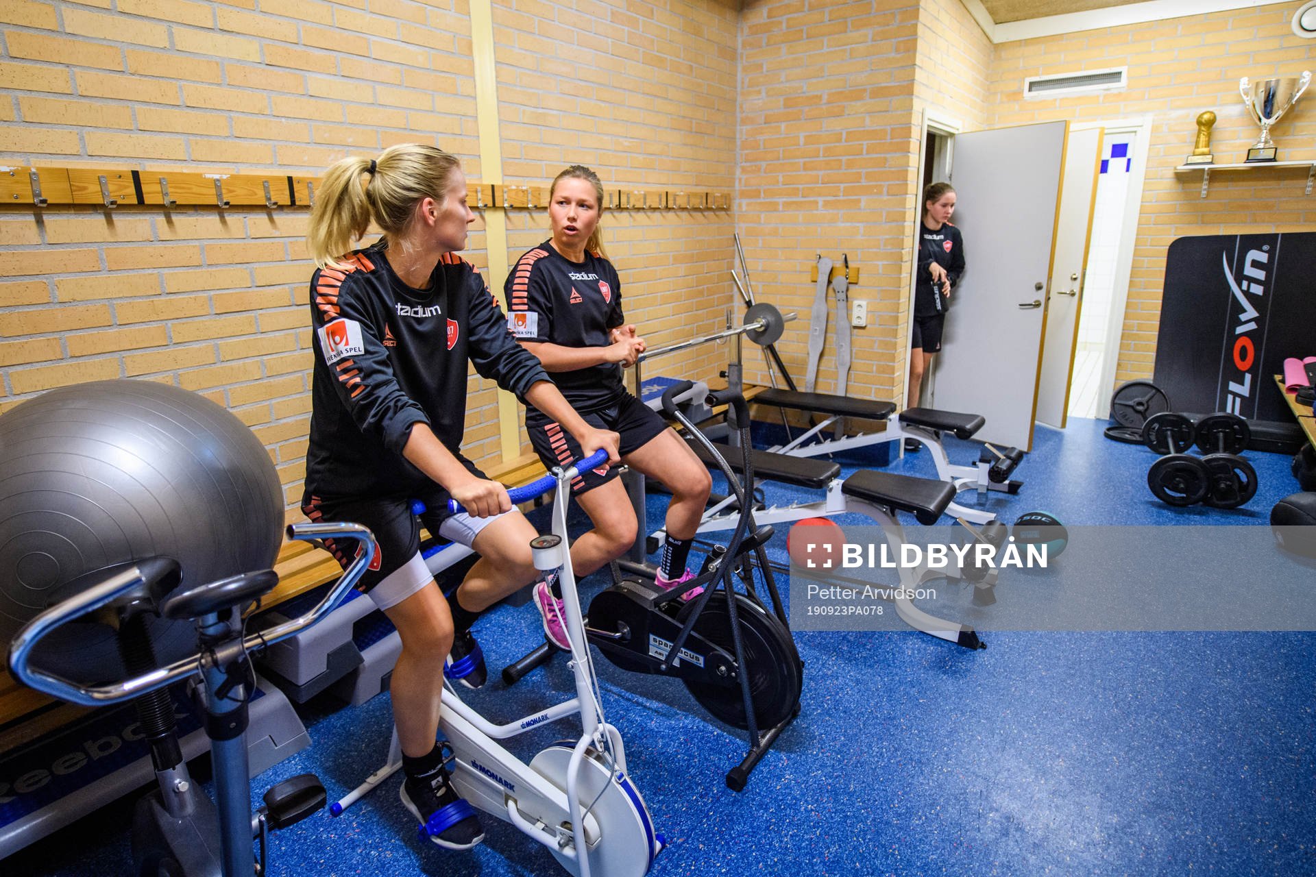 Limhamn Bunkeflos Amanda Kander och Elina Lenir i gymmet