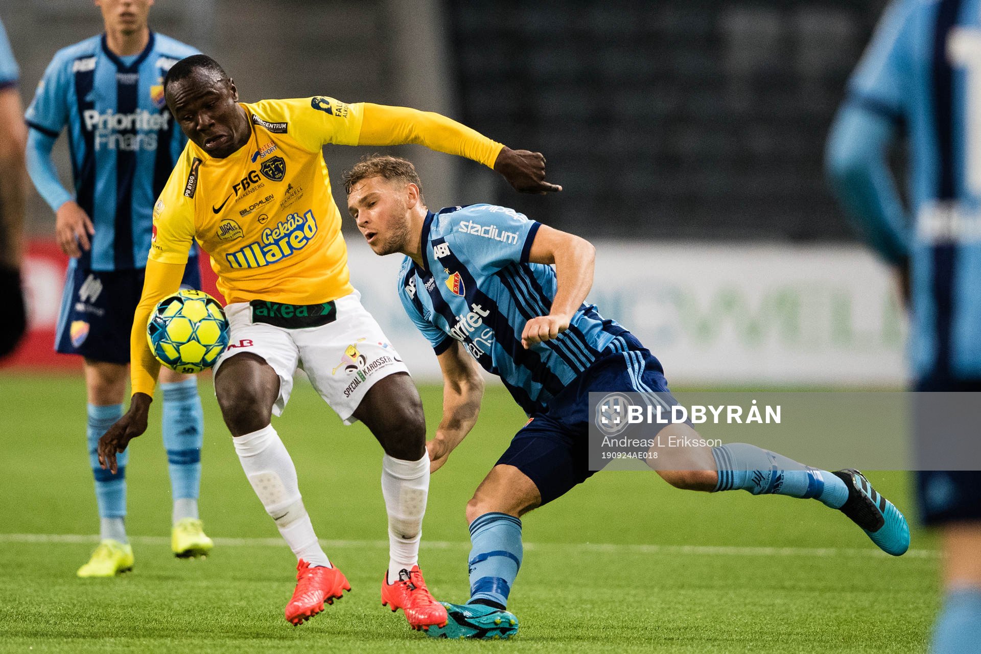 Falkenbergs Nsima Peter i kamp om bollen med Djurgårdens