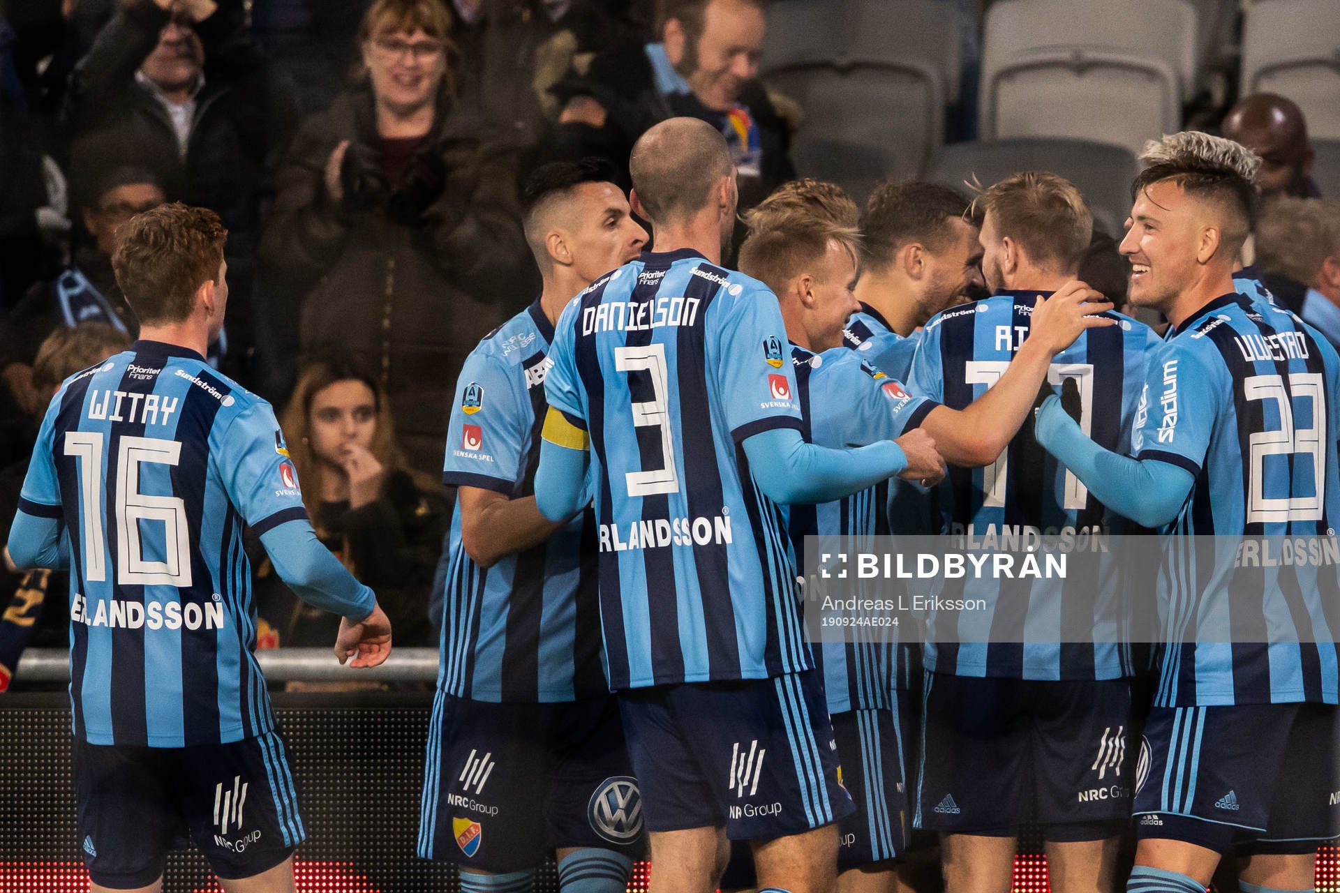 Djurgårdens Mohamed Buya Turay jublar med lagkamrater efter 1-0 under fotbollsmatchen i Allsvenskan mellan Djurgården och Falkenberg den 24 september 2019 i Stockholm.