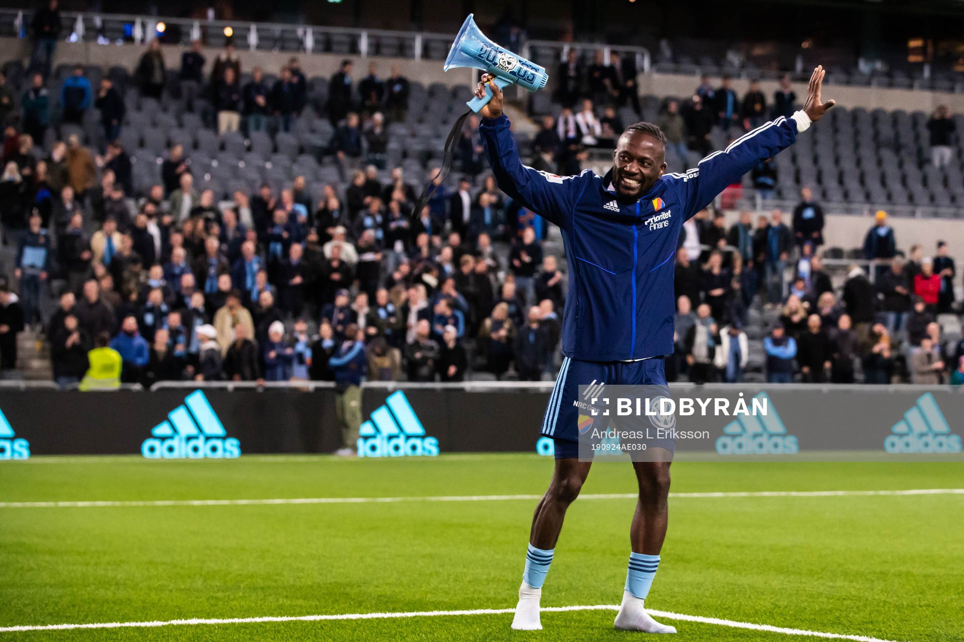 Djurgårdens Mohamed Buya Turay jublar efter fotbollsmatchen i Allsvenskan mellan Djurgården och Falkenberg den 24 september 2019 i Stockholm.