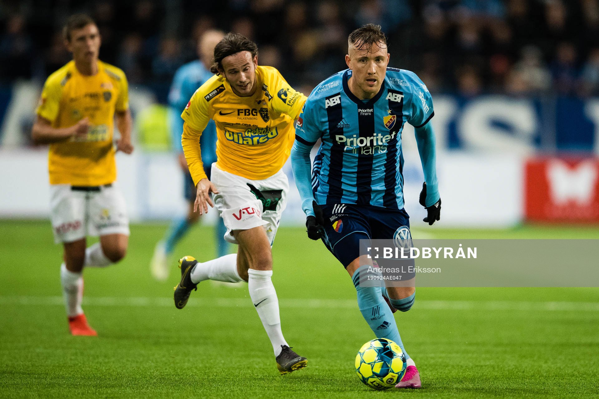 Djurgårdens Fredrik Ulvestad jagas av Falkenbergs Robin Östlind under fotbollsmatchen i Allsvenskan mellan Djurgården och Falkenberg den 24 september 2019 i Stockholm.