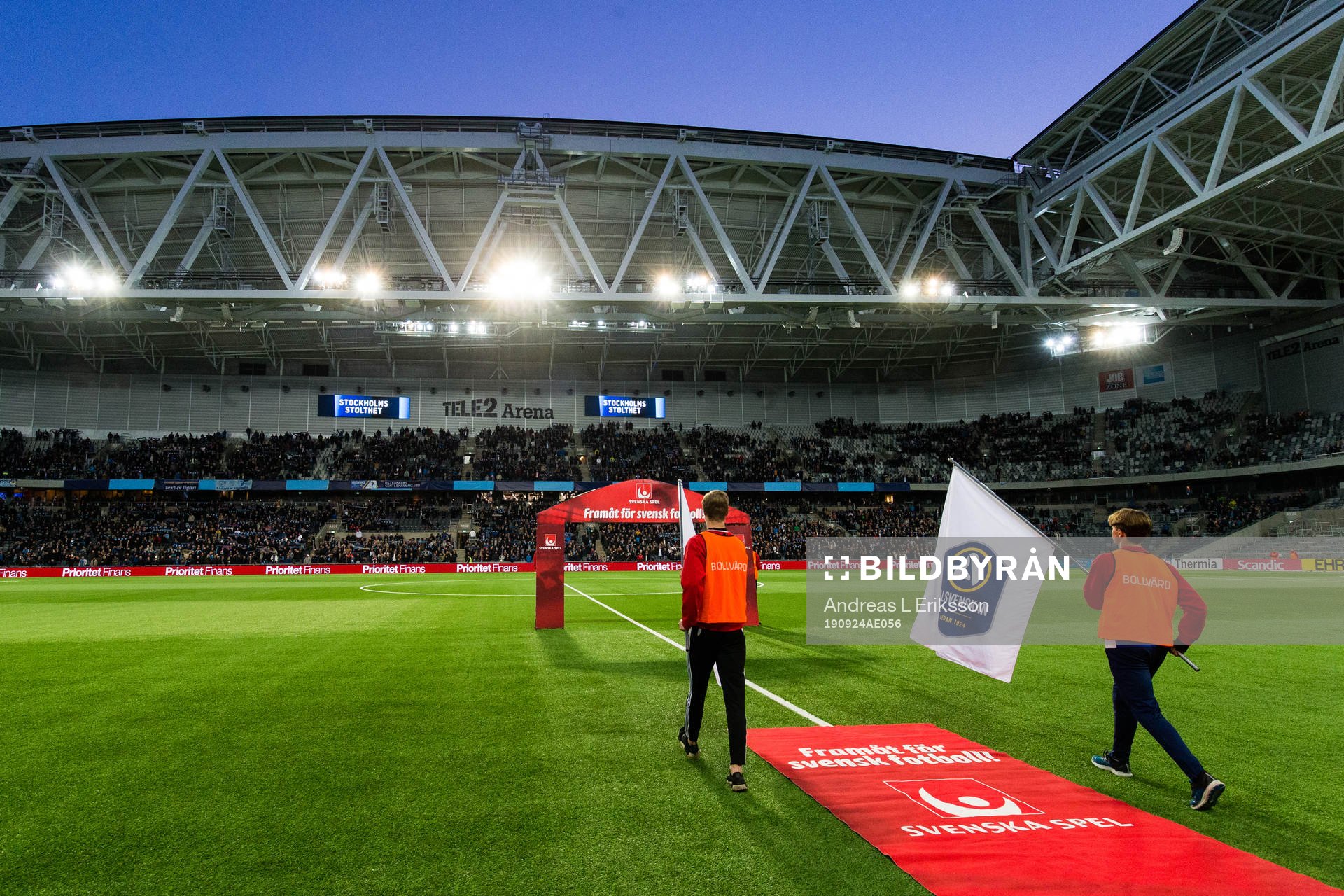Flaggbärarna gör entré på Tele2 Arena innan