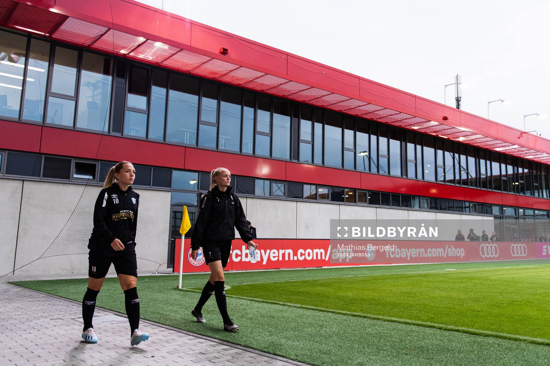 Elin Rubensson and Emma Pennsäter of Göteborg, arrive at