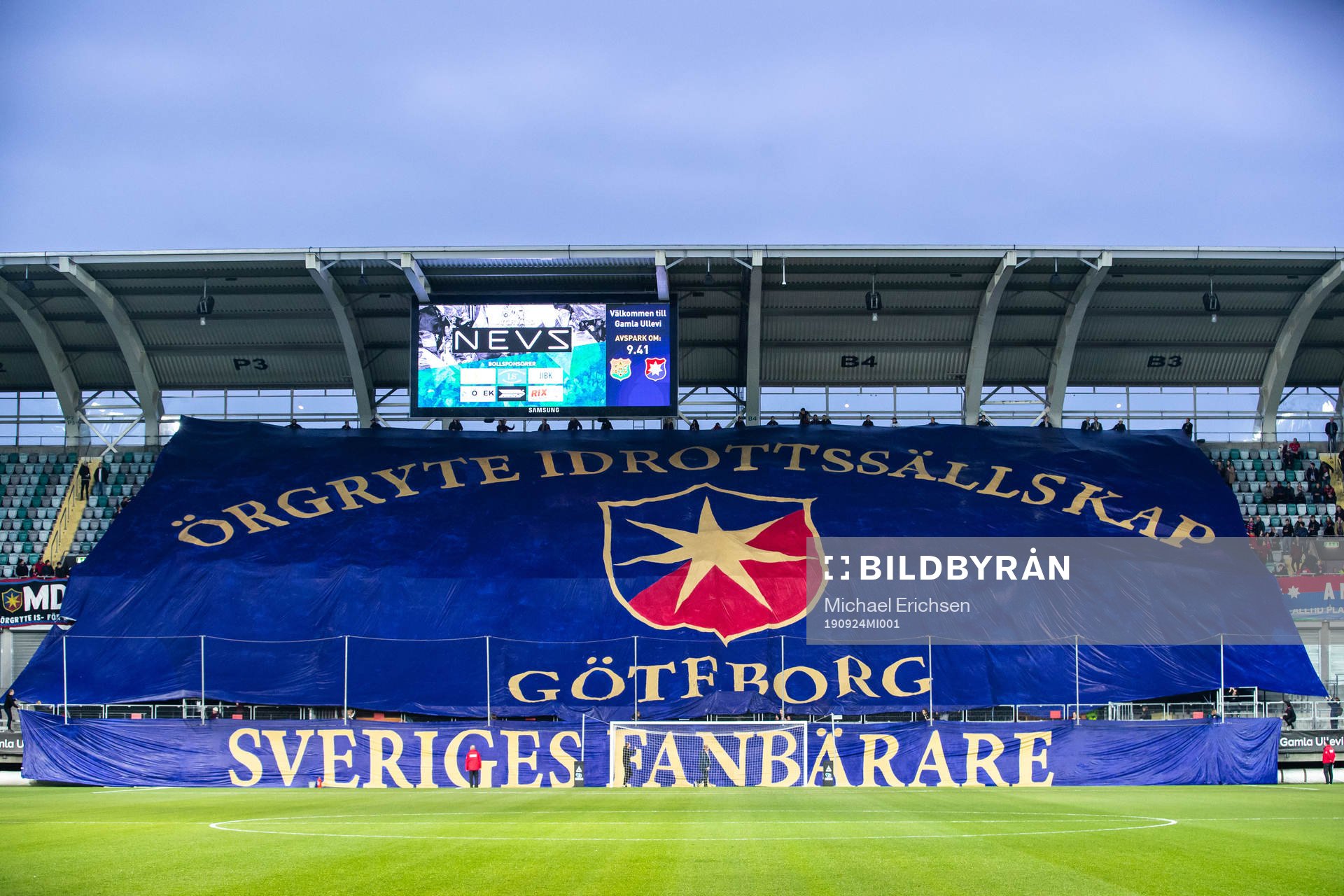 Örgrytes supportrar med ett tifo