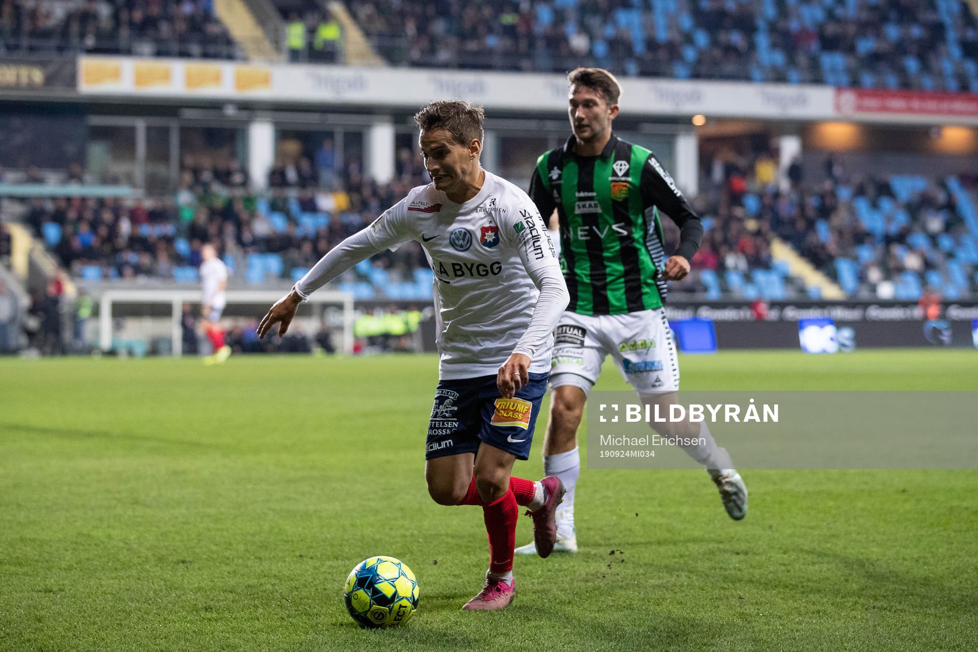 Örgrytes Amin Affane före GAIS Måns Saebbö under fotbollsmatchen i Superettan mellan GAIS och Örgryte den 24 september 2019 i Göteborg.