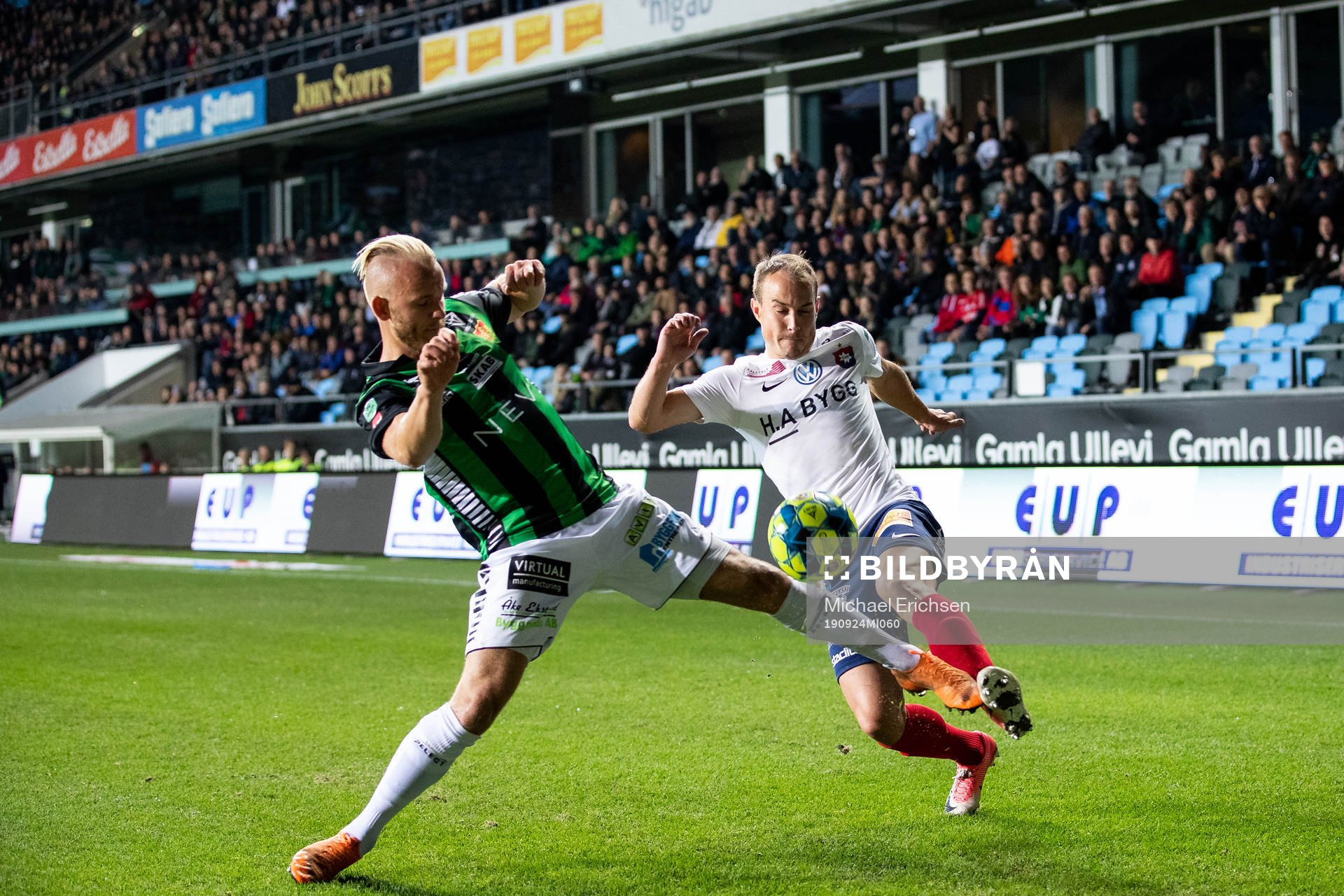 GAIS Niklas Andersen i kamp med Örgrytes Calle Wede under fotbollsmatchen i Superettan mellan GAIS och Örgryte den 24 september 2019 i Göteborg.
