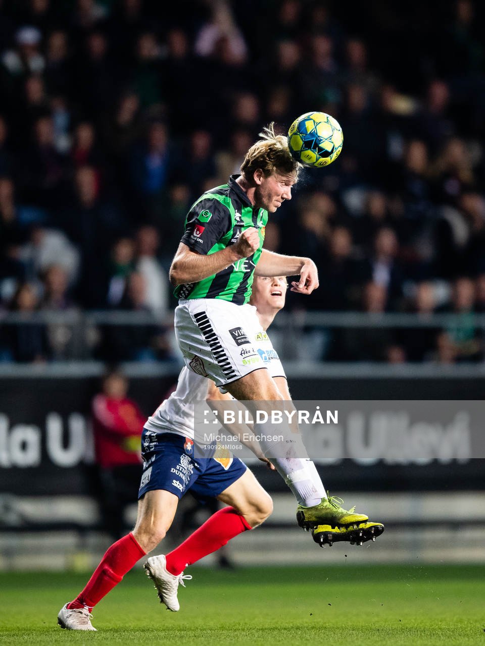 GAIS August Wängberg nickar undan bollen