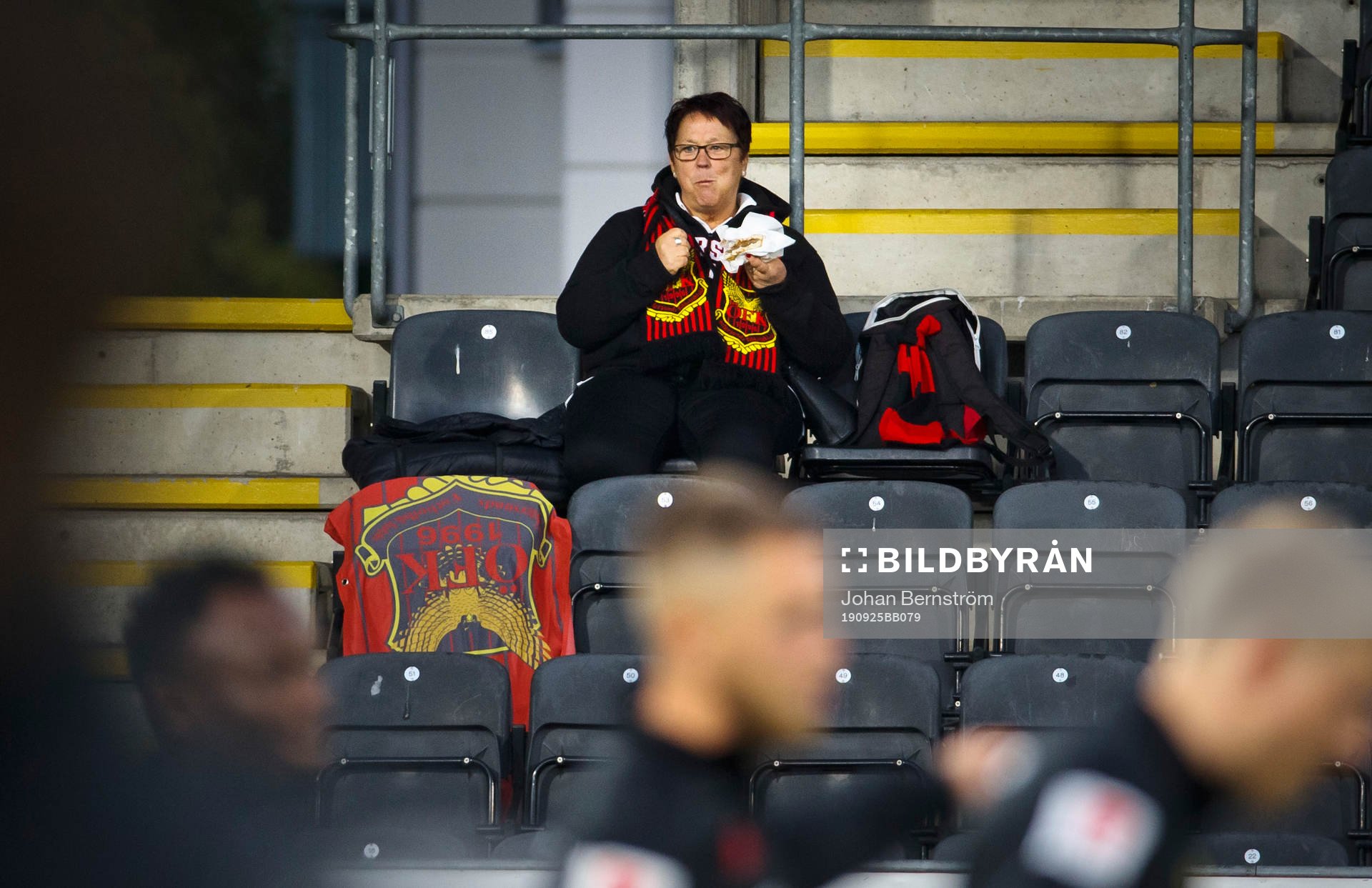 Östersunds supporter äter och tittar på uppvärmningen