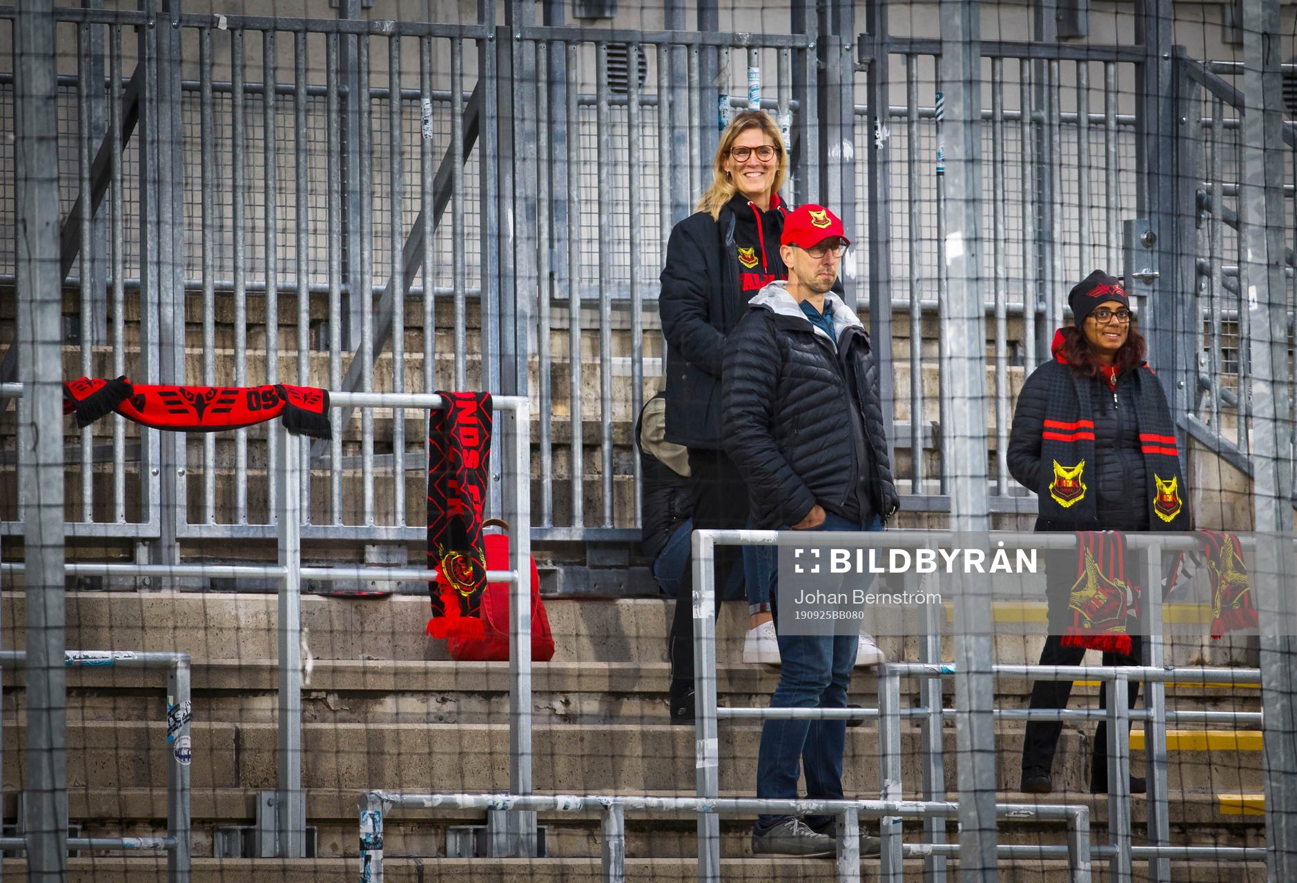 Östersunds supporter tittar på uppvärmningen