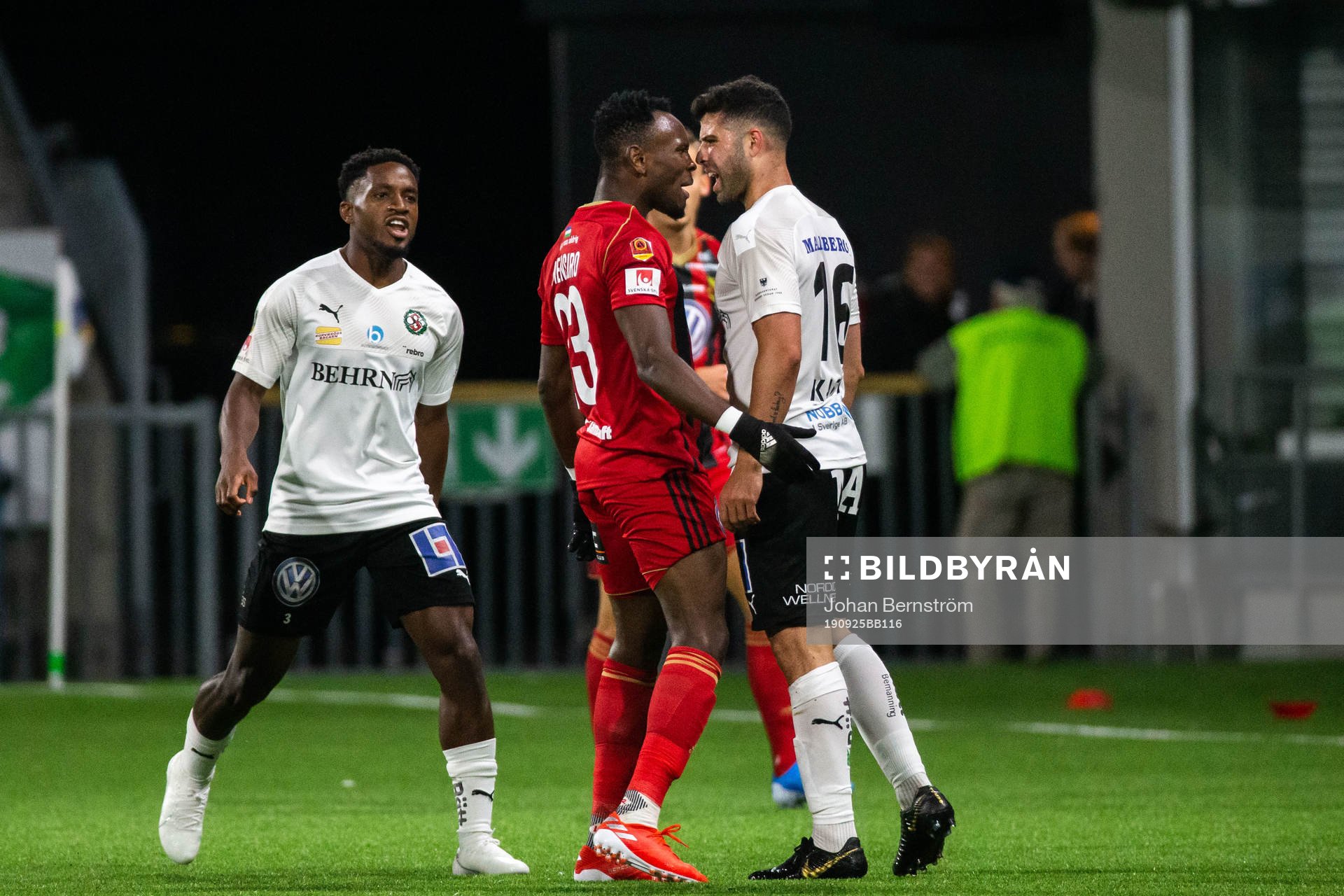 Östersunds Sam Mensiro och Örebros Yaser Kasım