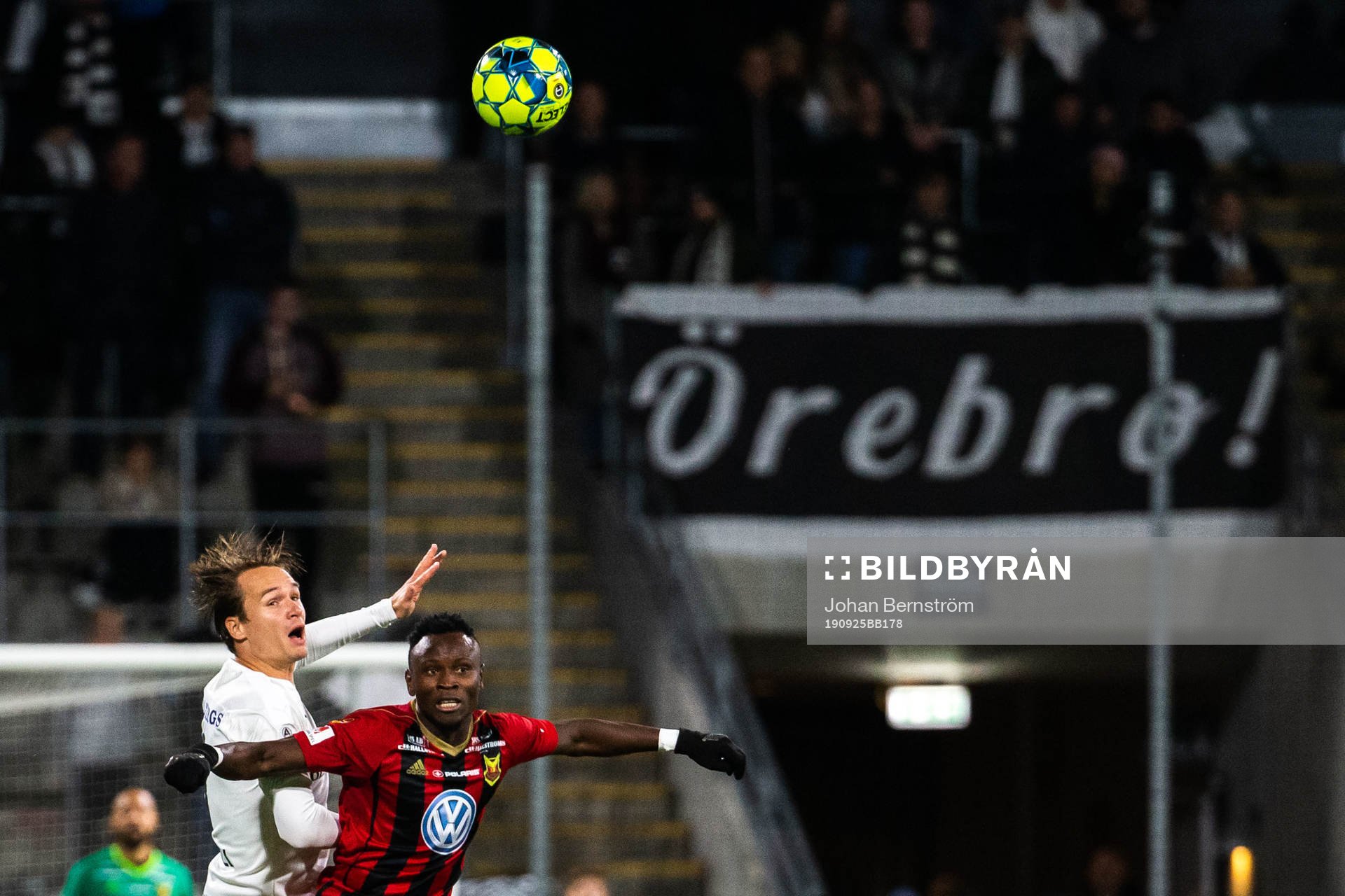 Örebros Viktor Prodell och Östersunds Sam Mensiro