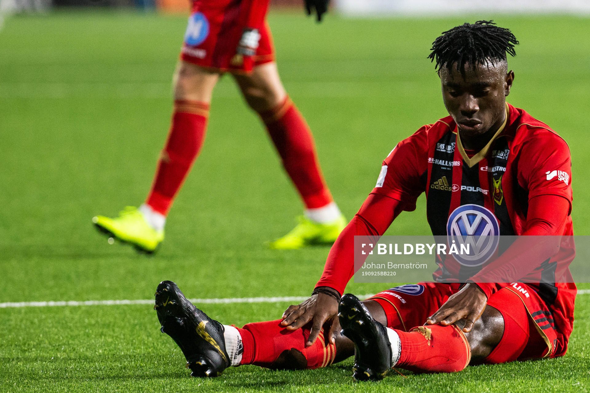 Östersunds Jordan Attah Kadiri tar sig för benet