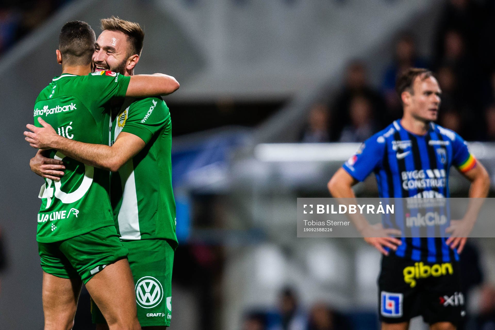 Hammarbys Muamer Tankovic och Nikola Djurdjic jublar efter 0-3 under fotbollsmatchen i Allsvenskan mellan Sirius och Hammarby den 25 september 2019 i Uppsala.