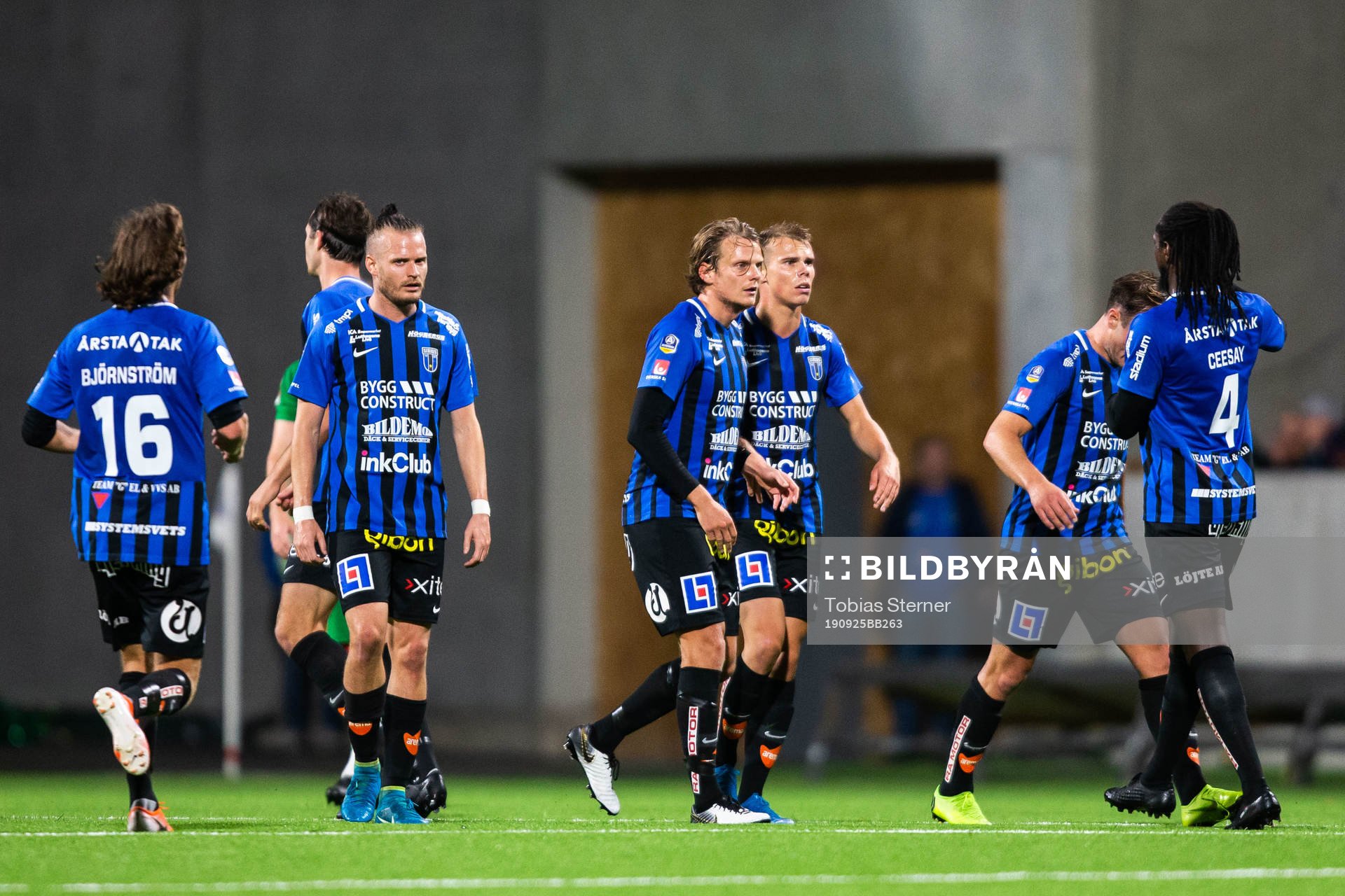 Sirius Elias Andersson jublar med lagkamrater