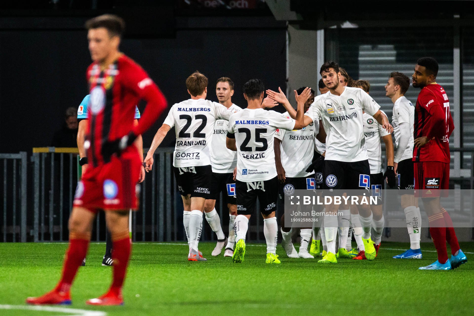 Örebros Agon Mehmeti jublar med lagkamrater