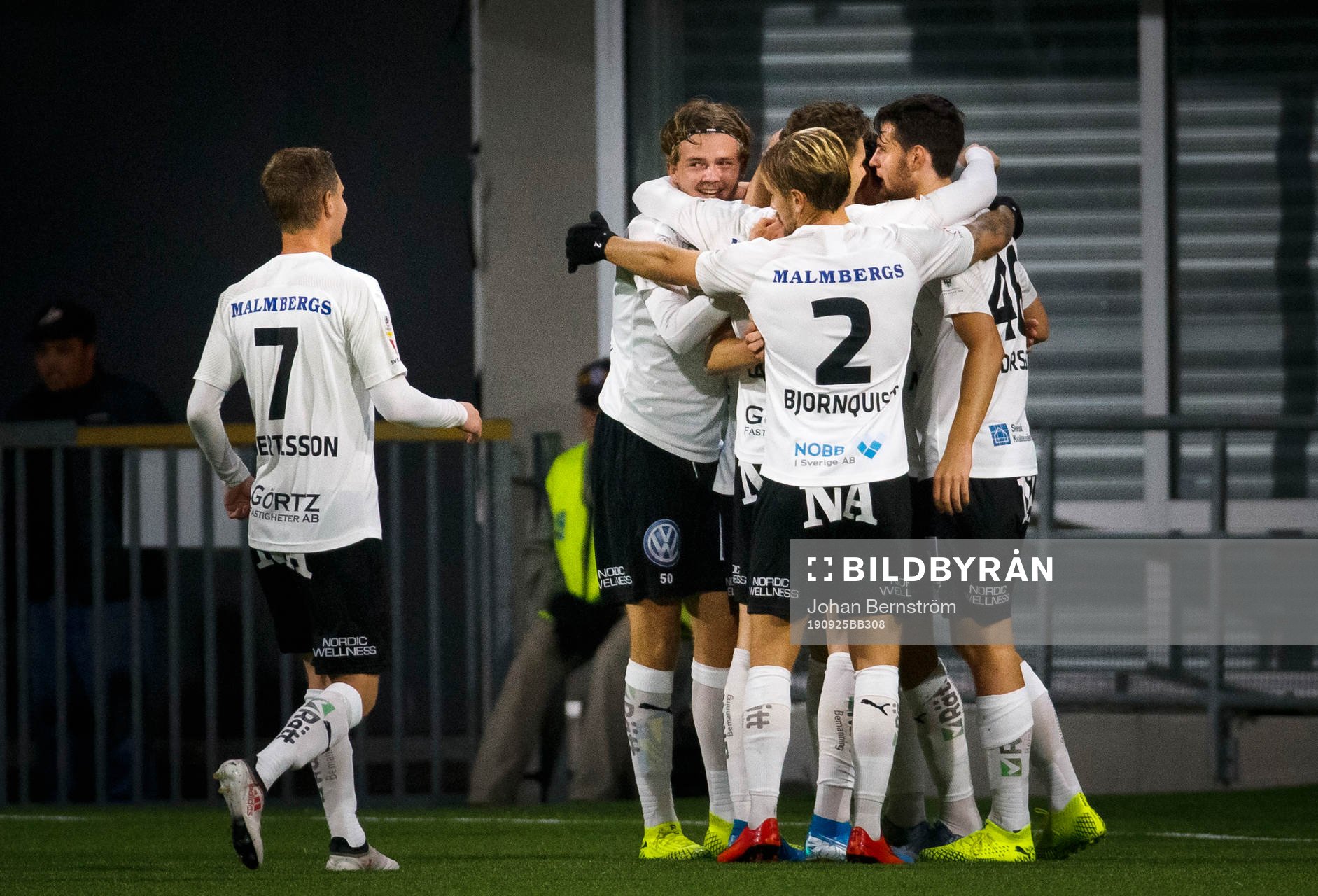 Örebros Niclas Bergmark jublar vid 2-0