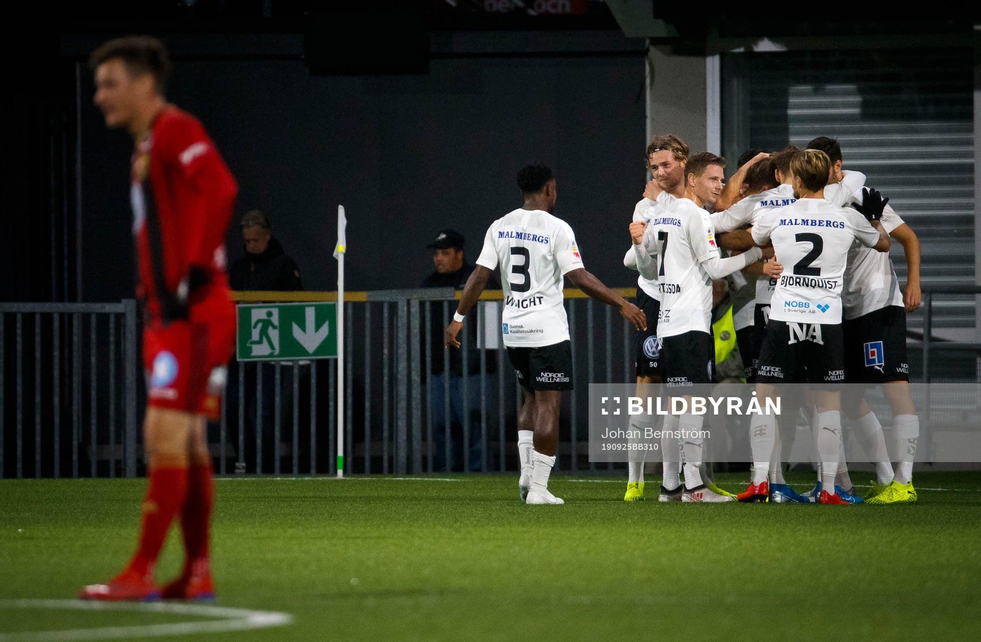Örebros Niclas Bergmark jublar vid 2-0 och Östersunds