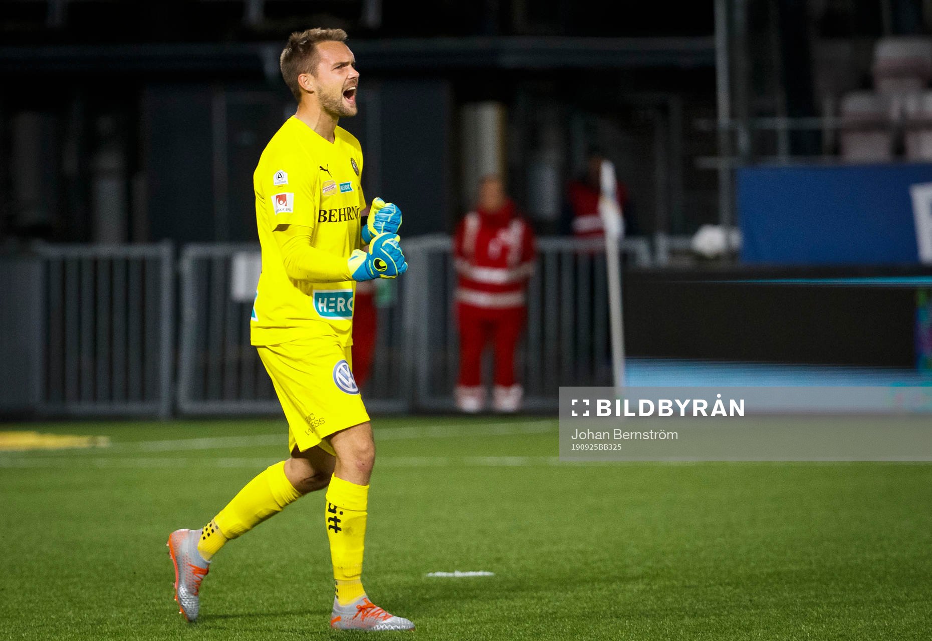 Örebros målvakt Oscar Jansson jublar