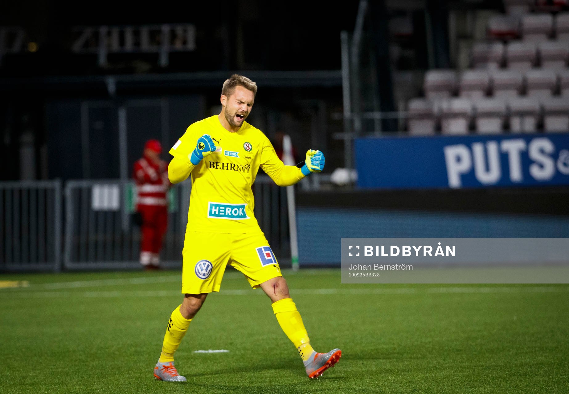 Örebros målvakt Oscar Jansson jublar