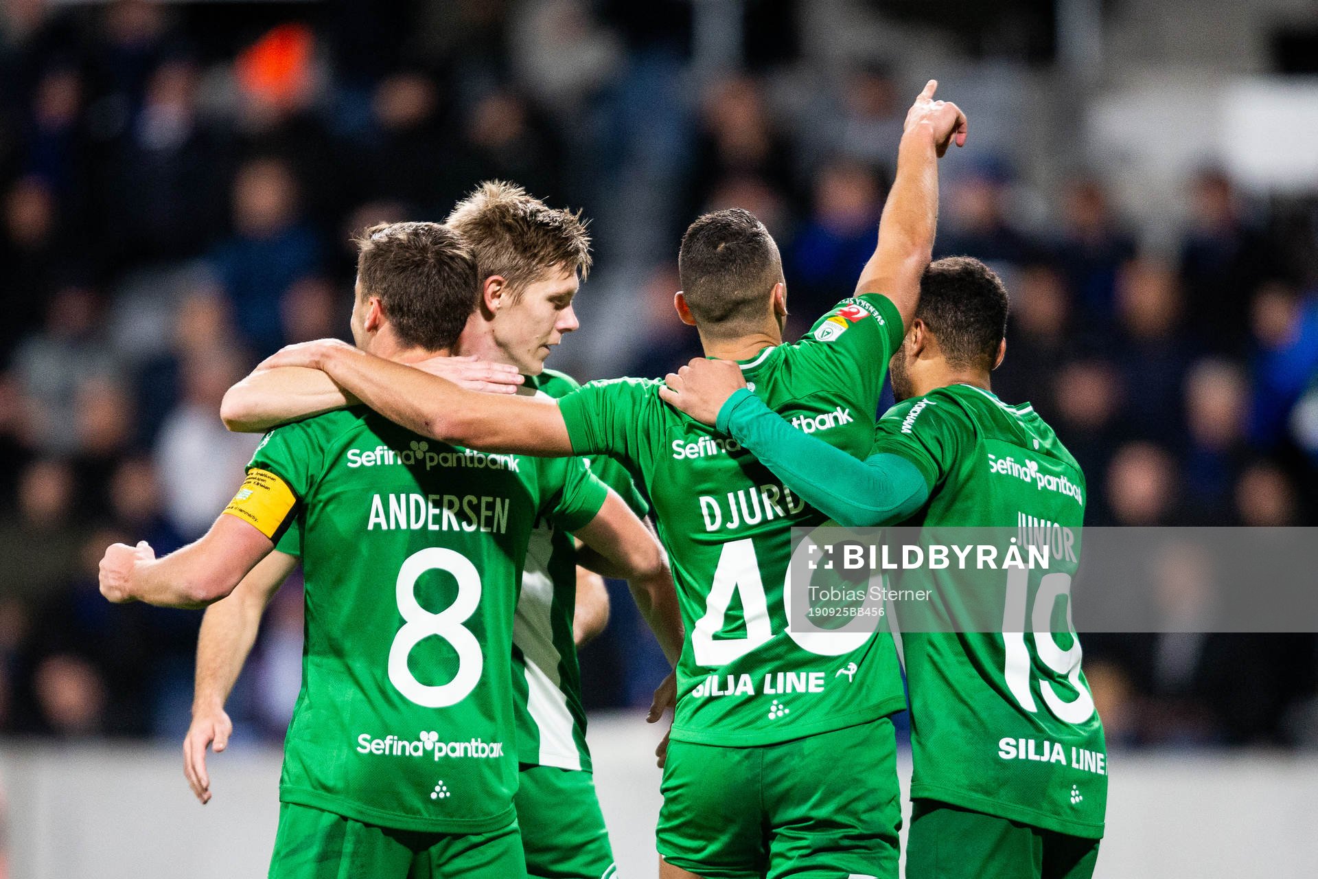 Hammarbys Jeppe Andersen jublar med Nikola Djurdjic och
